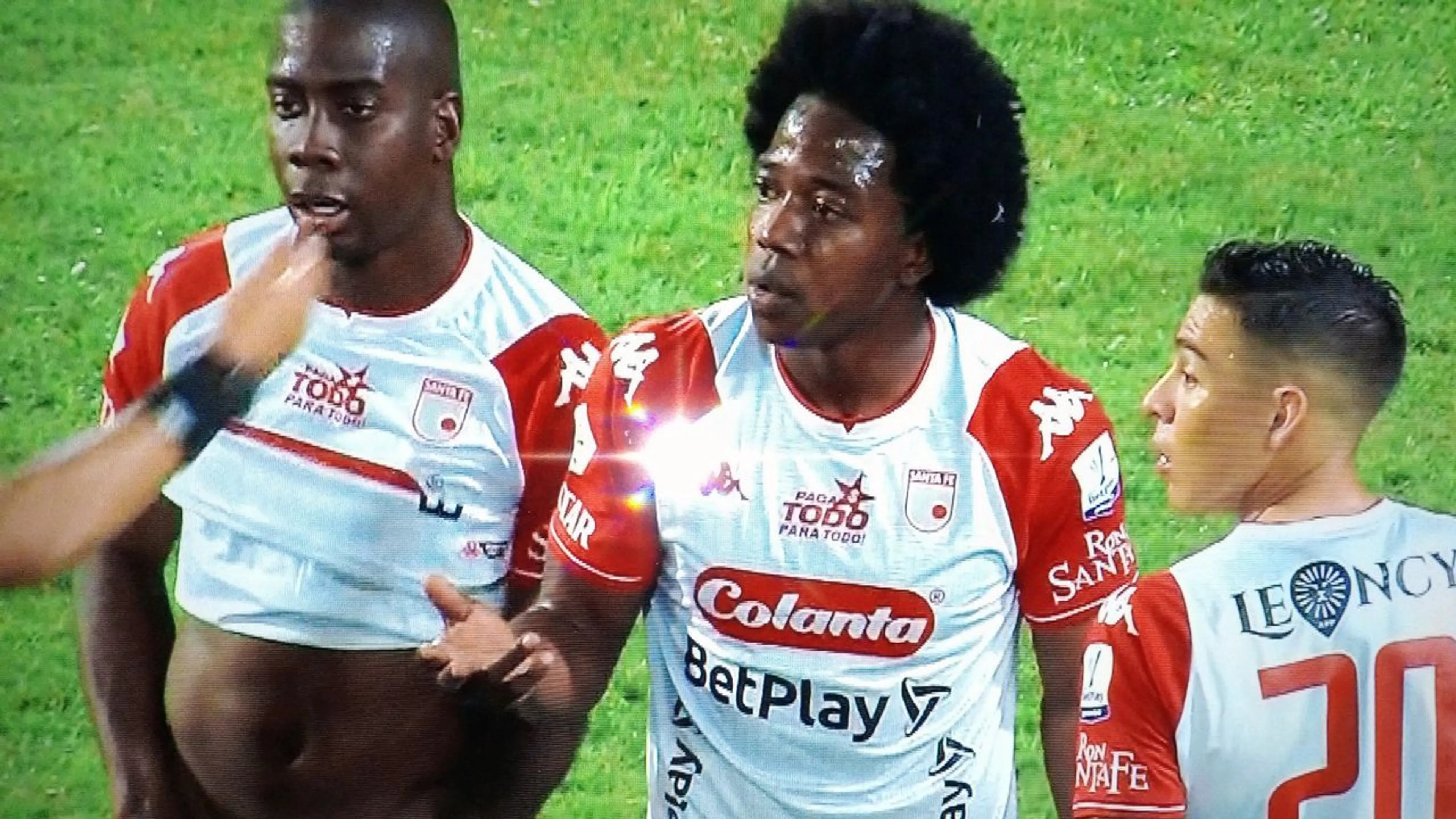 Copertina di Colombia, tattica estrema in barriera: giocatore tira giù i pantaloncini e mostra i gioielli. Tifosi furiosi