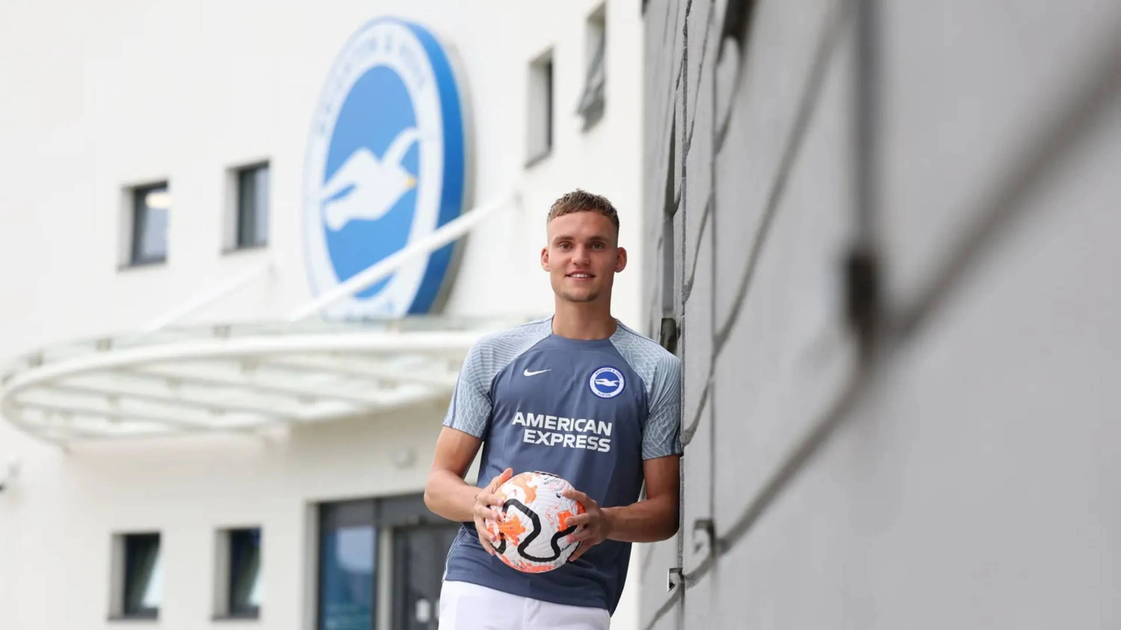 Il Brighton annuncia l'acquisto del nuovo portiere in stile Simpson: il video è geniale