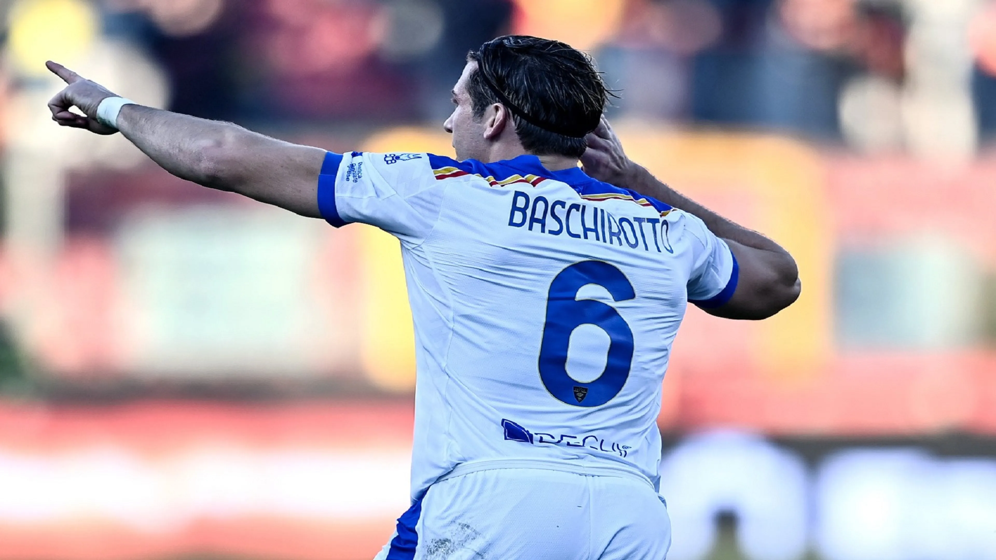 Copertina di Baschirotto cavaliere vero, colpisce tifosa e le regala la maglia