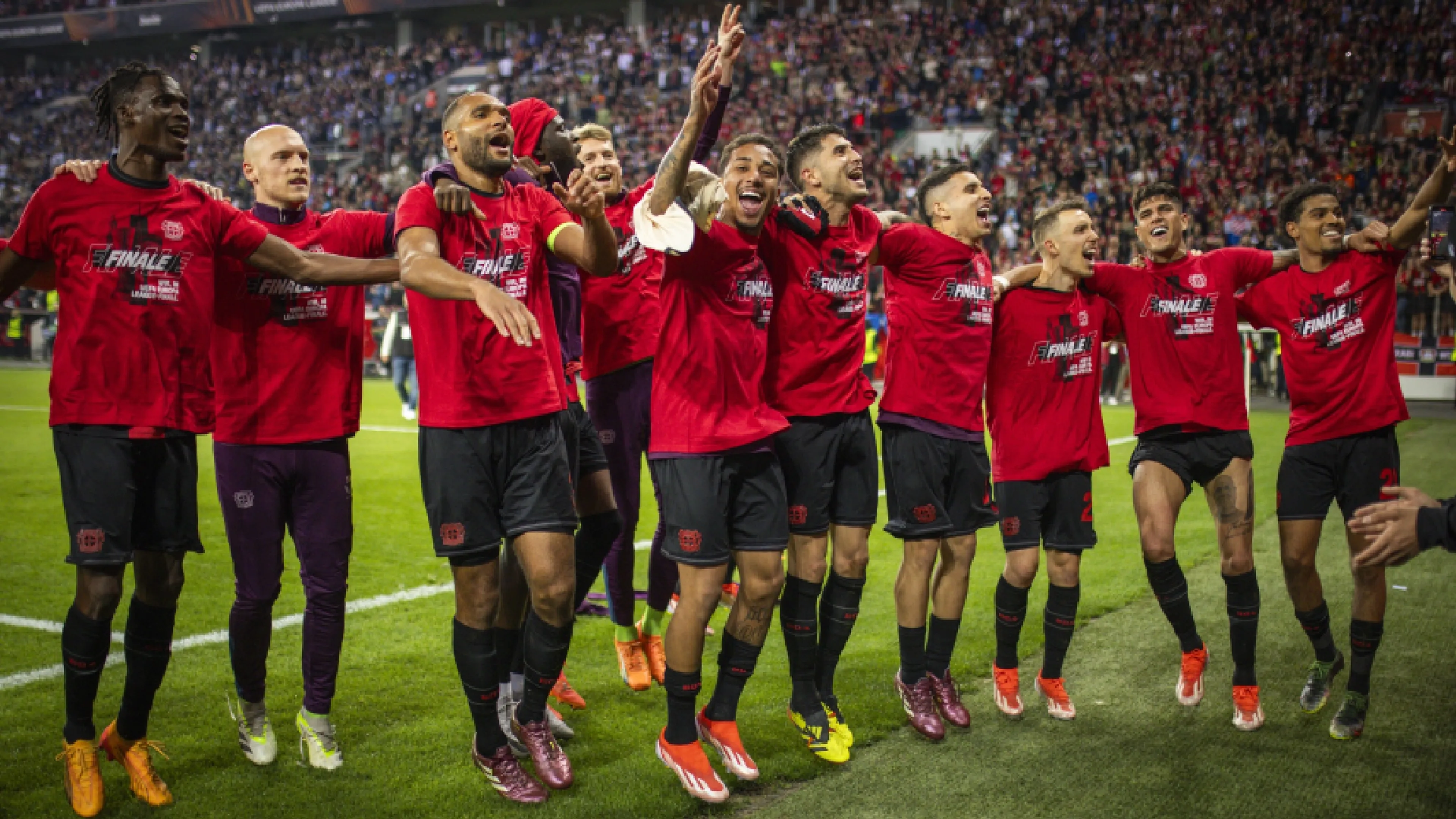 Copertina di Roma, "sfottò musicale" del Bayer Leverkusen dopo l'eliminazione. E il Siviglia provoca sui social