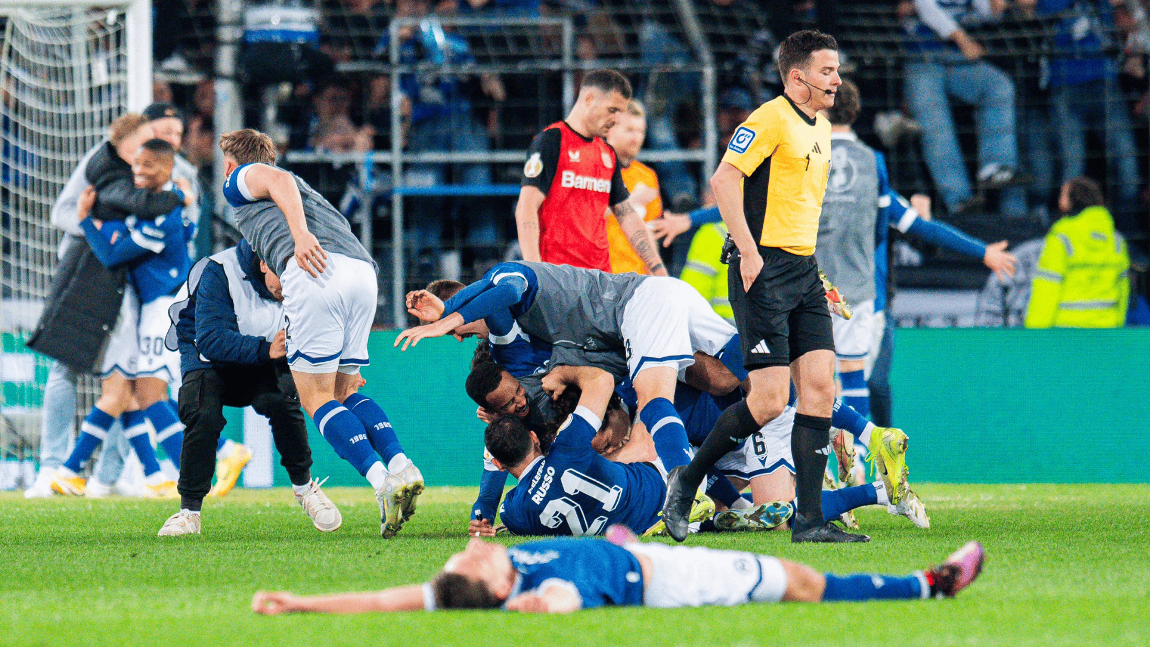 Bayer Leverkusen eliminato dalla Coppa di Germania da una squadra di terza divisione! Il litigio di Xhaka con un tifoso (VIDEO)