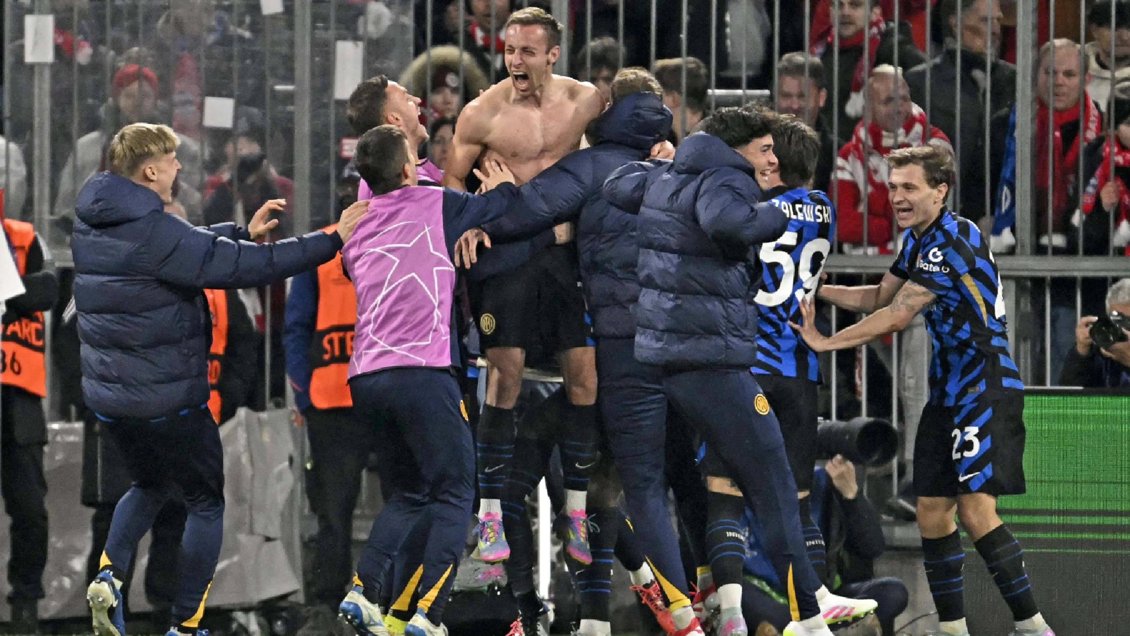 Copertina di Bayern Monaco-Inter, i nerazzurri espugnano l'Allianz e si prendono il primo round: decisivo Frattesi