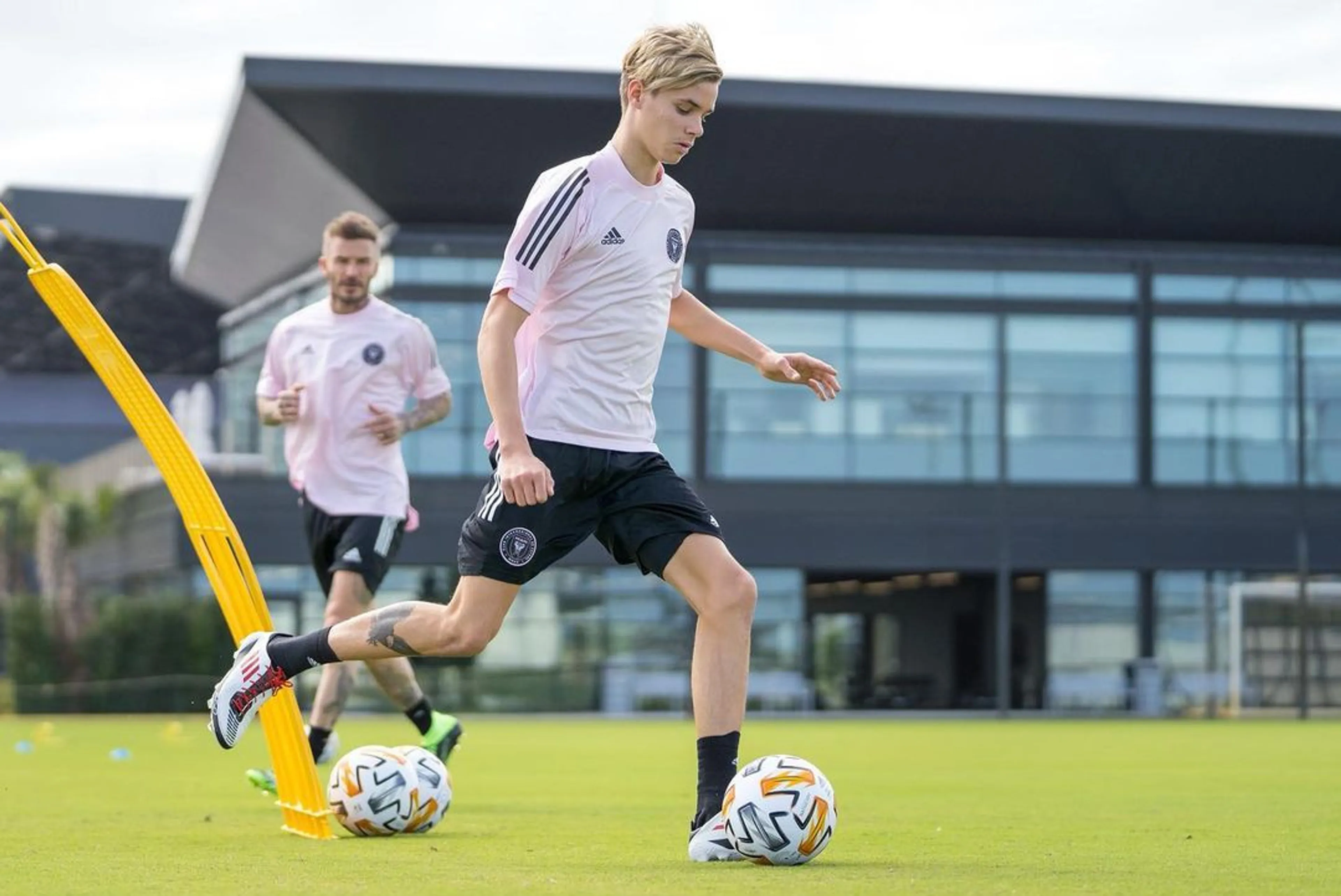 Copertina di Un altro Beckham in campo, Romeo firma primo contratto da professionista