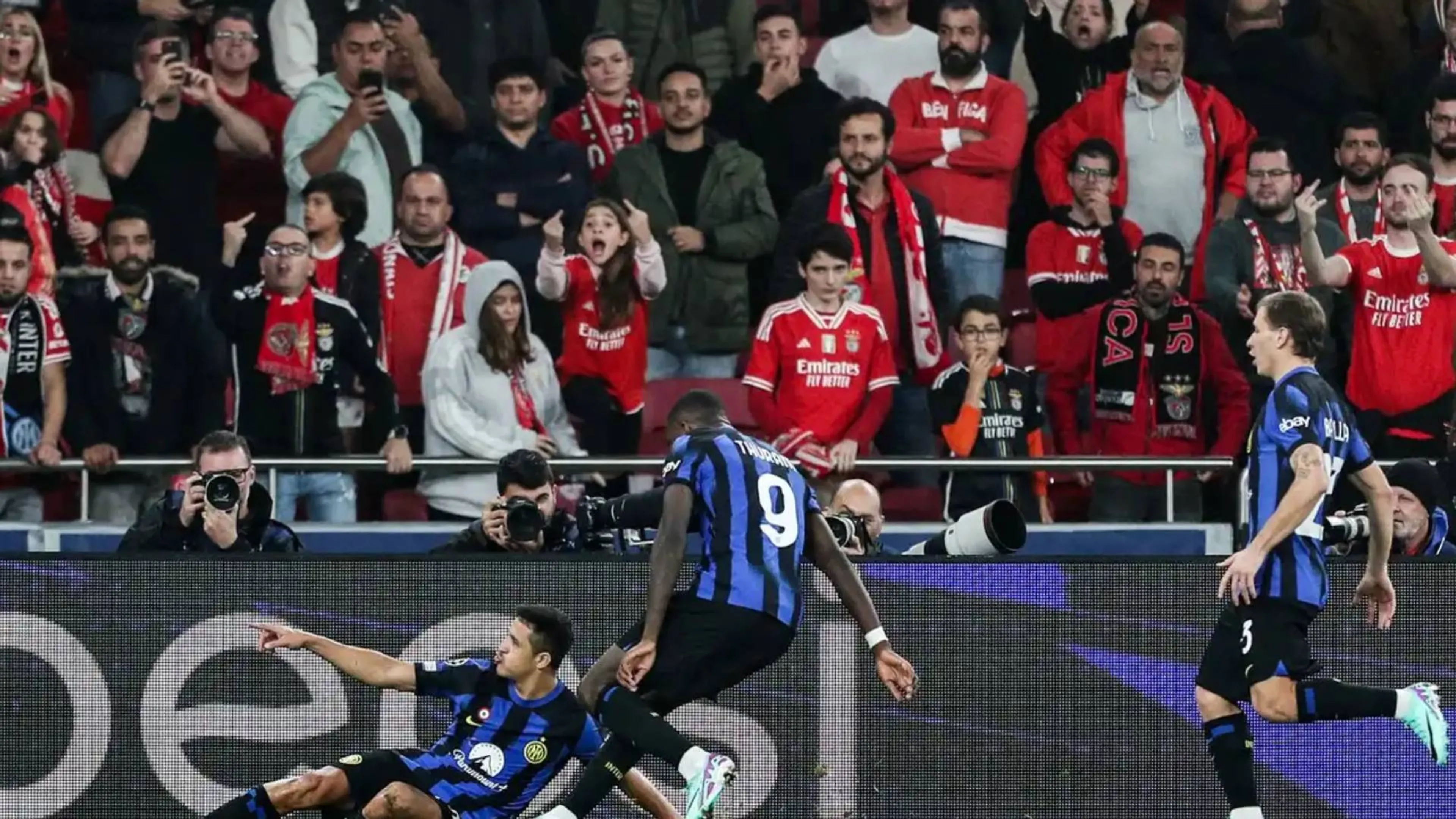 Copertina di Benfica-Inter 3-3: super rimonta nerazzurra, ma primo posto a rischio