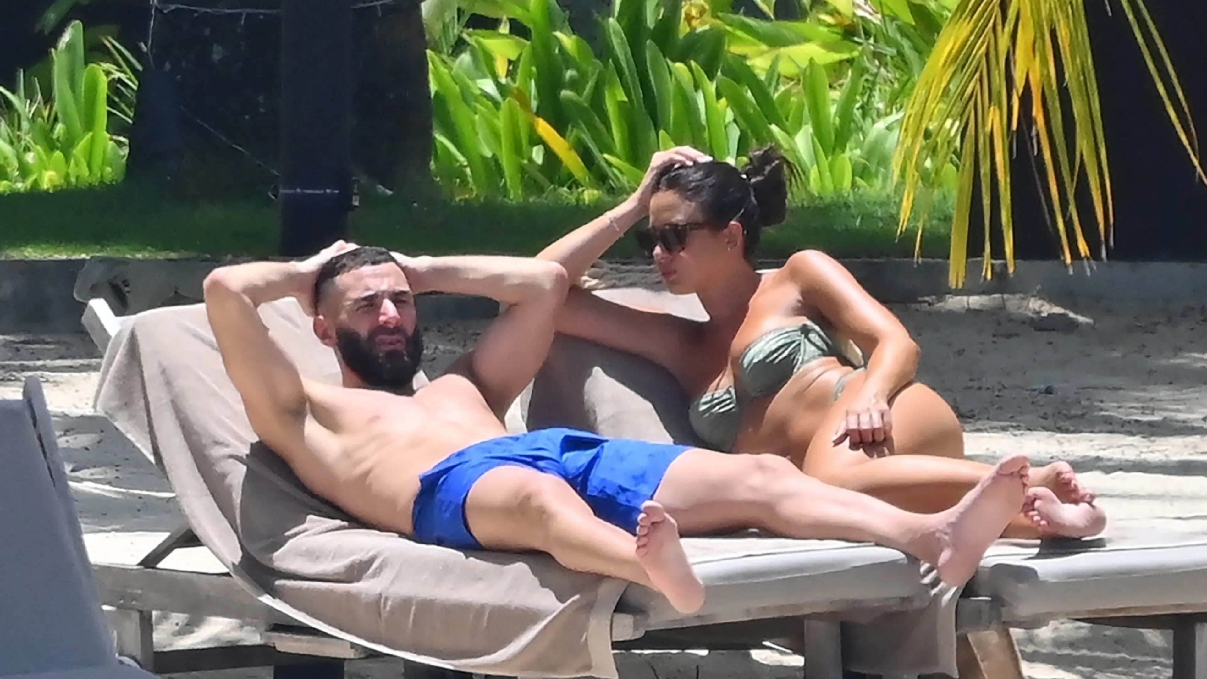 Benzema messo fuori squadra, l'entourage del giocatore: "È bloccato alle Mauritius"