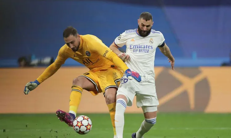 /images/b/e/n/benzema-toglie-palla-a-donnarumma-in-occasione-di-real-madrid-psg.jpg