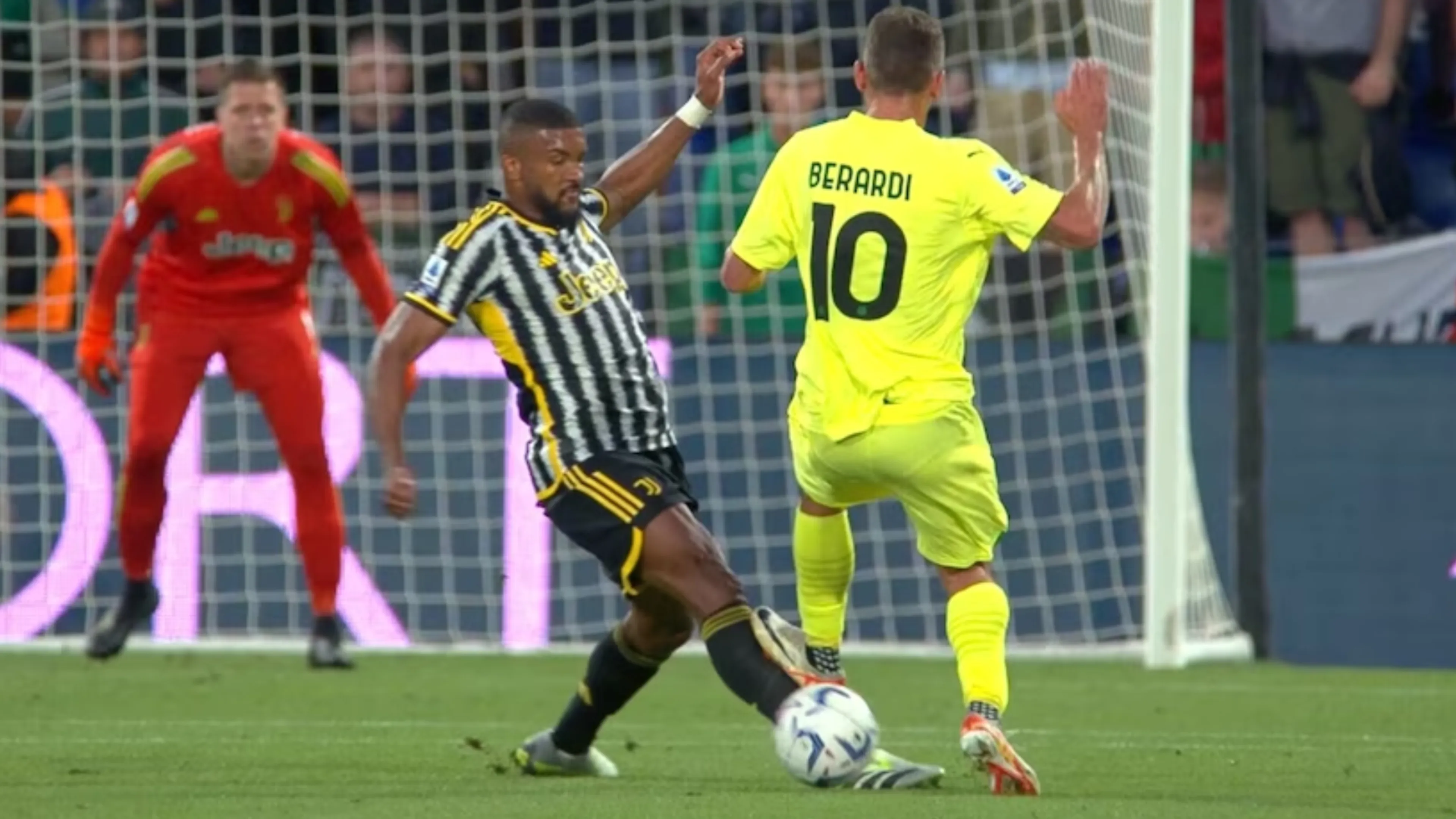 Copertina di Il CdS svela un retroscena sulla non espulsione di Berardi in Sassuolo Juve che fa infuriare i tifosi