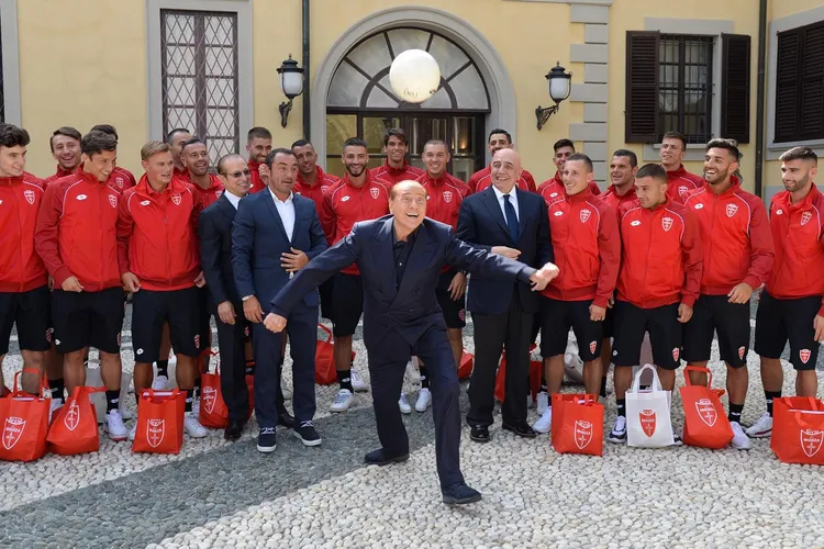 /images/b/e/r/berlusconi-show-con-il-monza.jpg