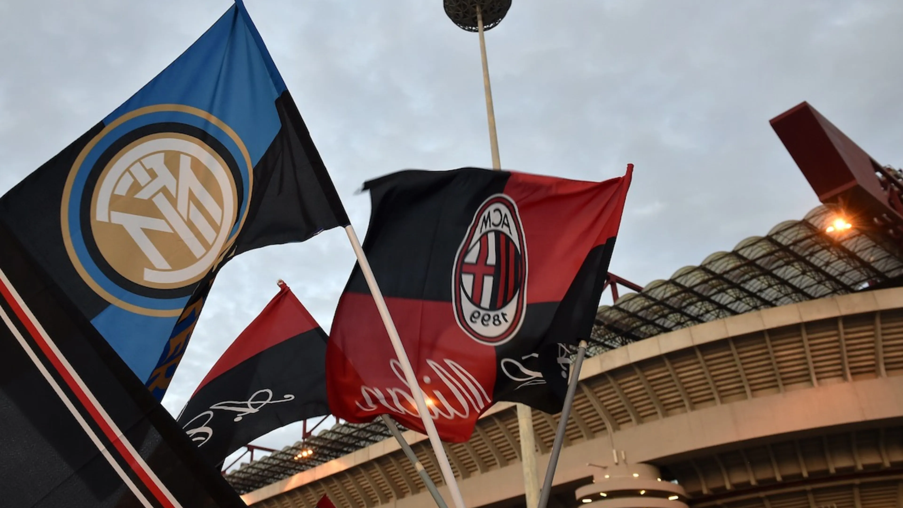 Copertina di Biglietti Champions, clamorosa differenza di prezzo tra Inter e Milan. Lo sfogo dei tifosi: “Così non va”