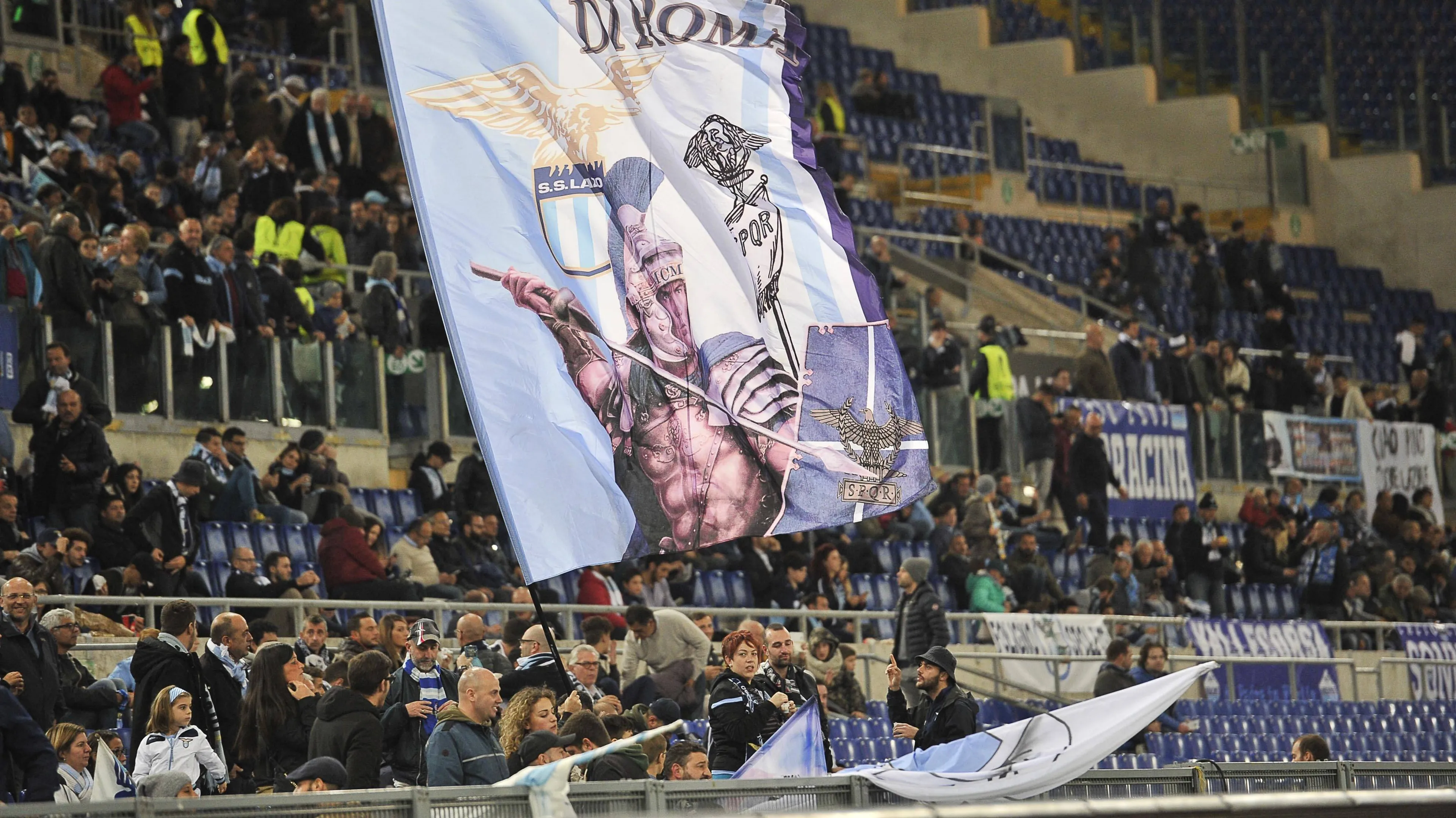 "Con la maglia della Lazio qui non entri!", ristoratore pescarese caccia una bimba di 11 anni ma si attiva il club biancoceleste