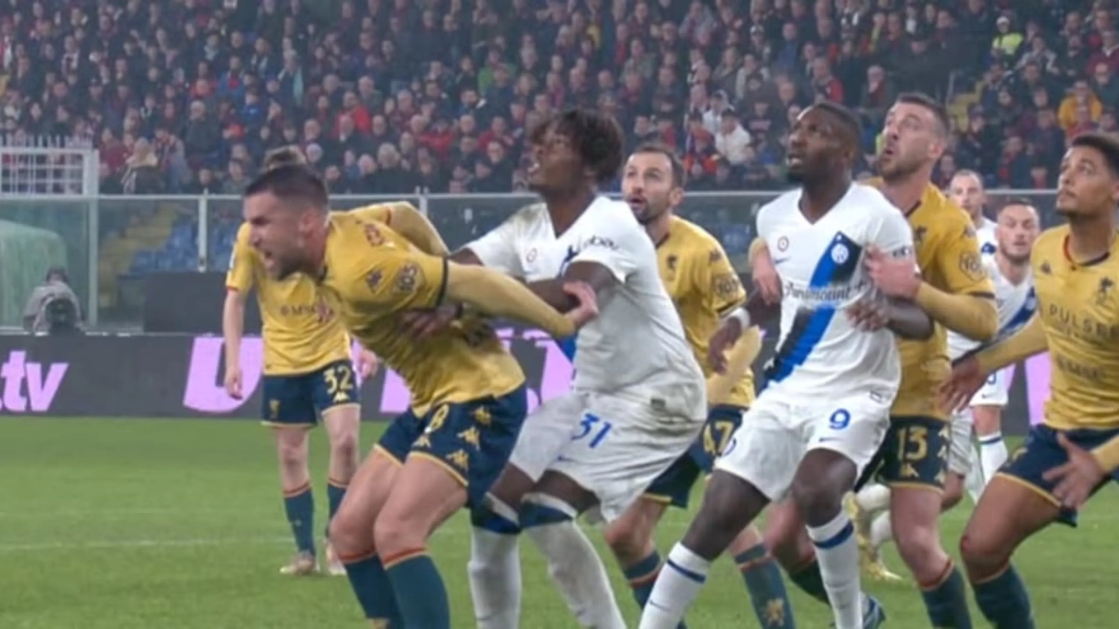 Copertina di Polemica su Genoa-Inter: il gol dell'Inter viziato da un fallo?