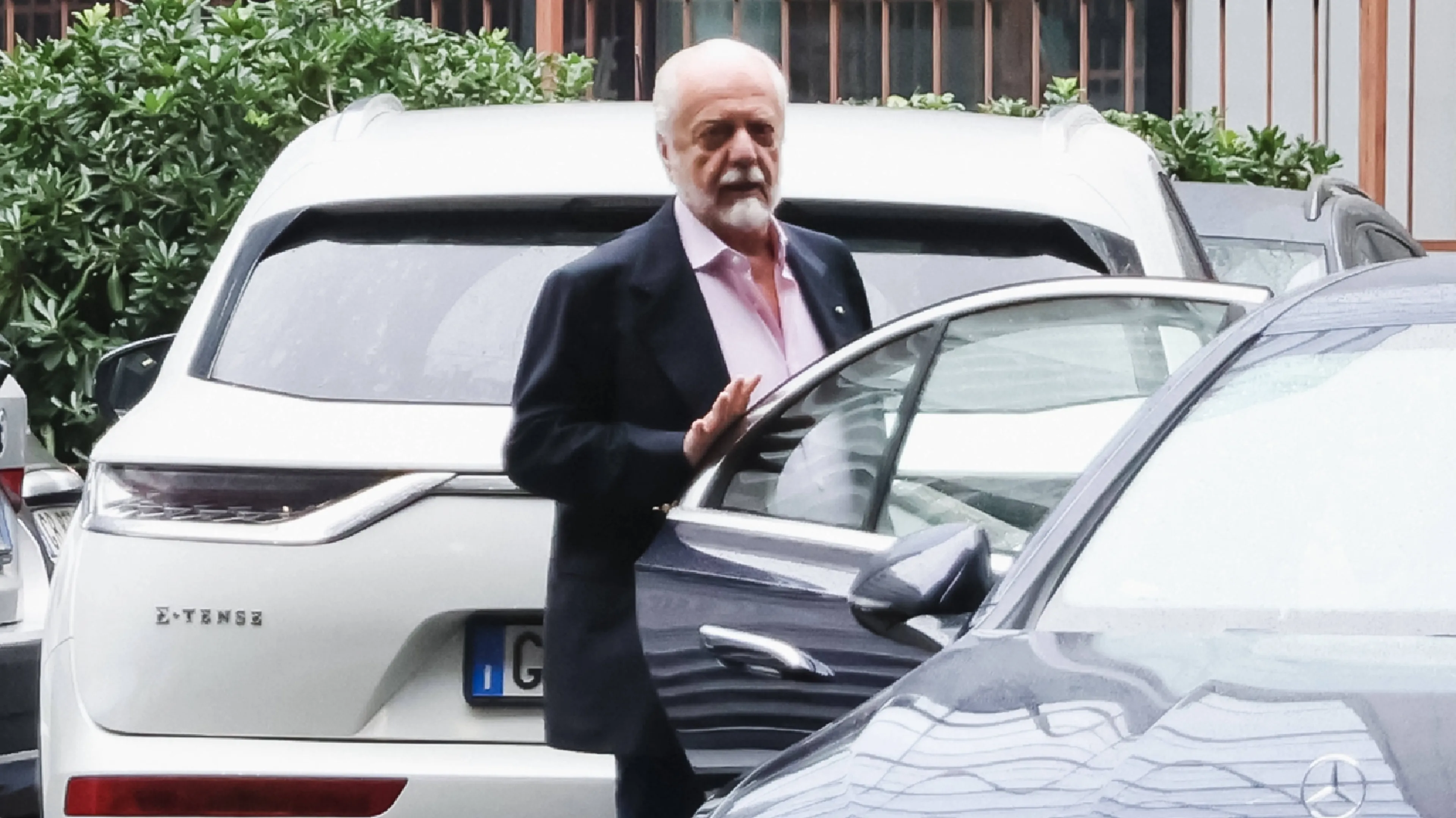 Copertina di Blitz di De Laurentiis a Castel Volturno, pronto un nuovo acquisto, ma non è un giocatore