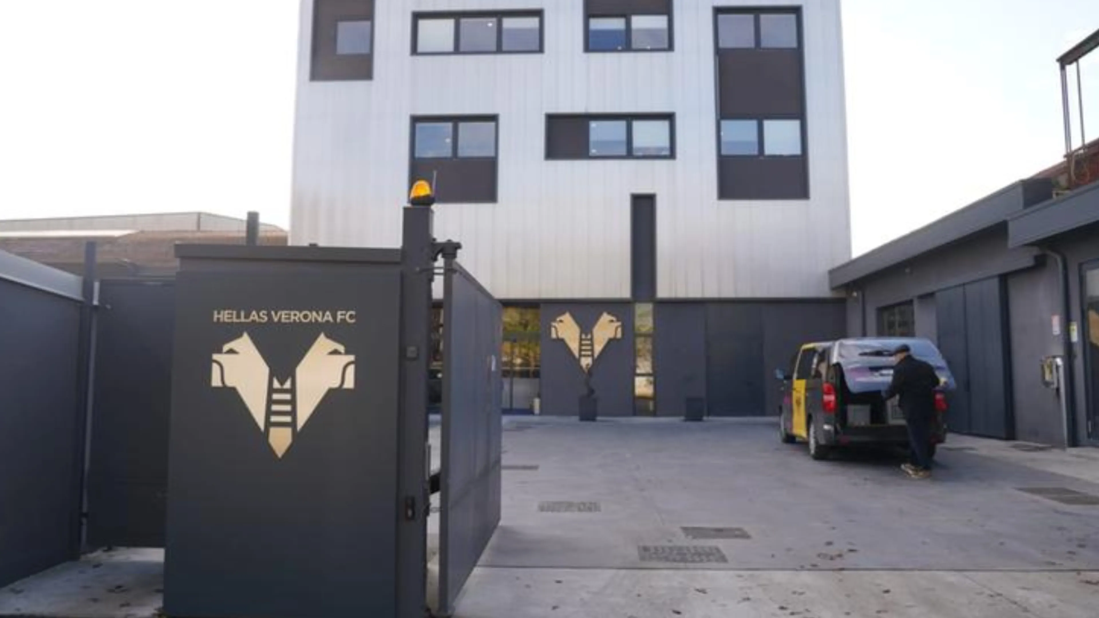 Copertina di "Blitz della Finanza nella sede del Verona" ma il club chiarisce con un comunicato