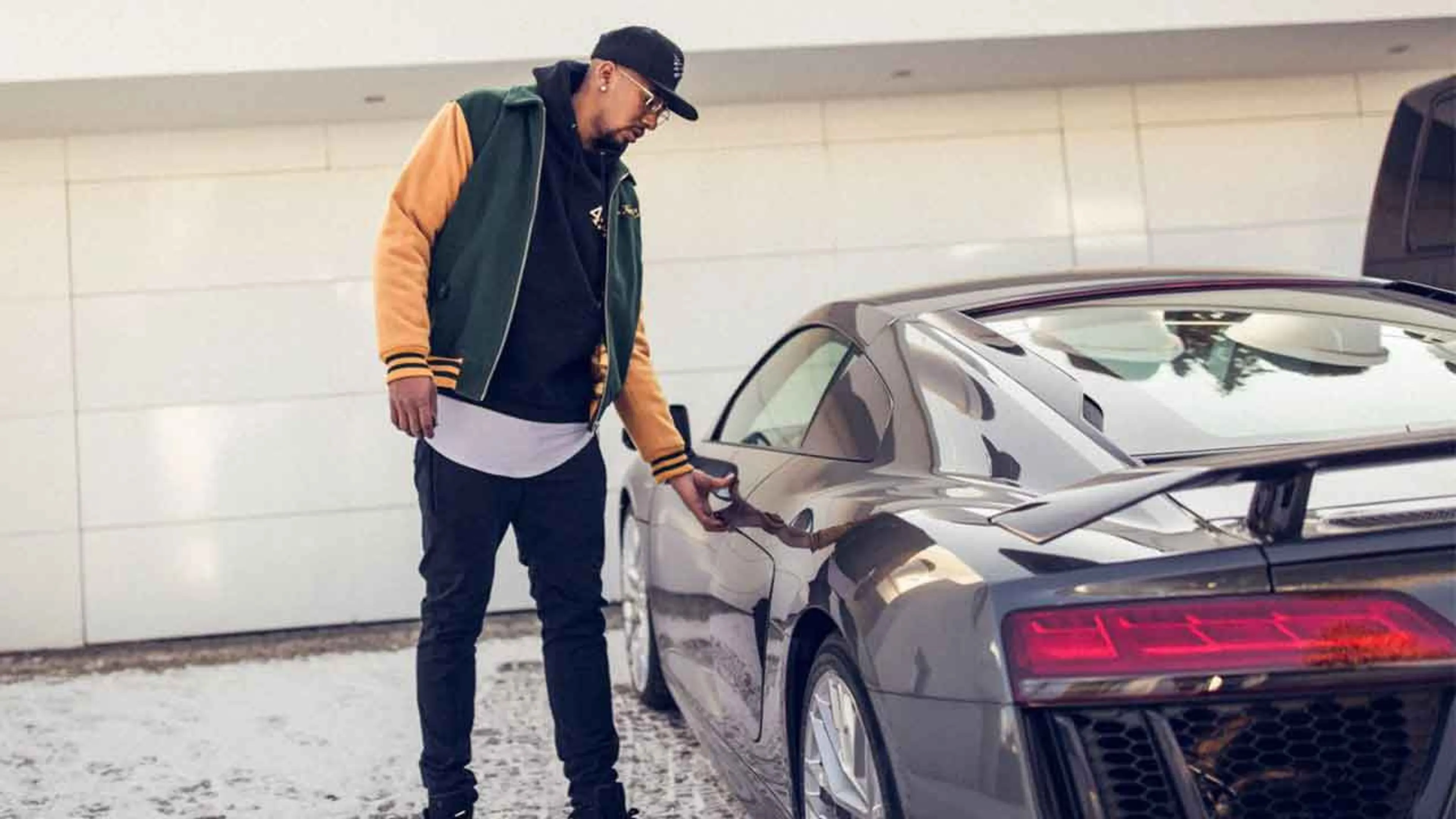 Copertina di Boateng brutto incidente: distrugge l’auto mentre violava la quarantena (FOTO)
