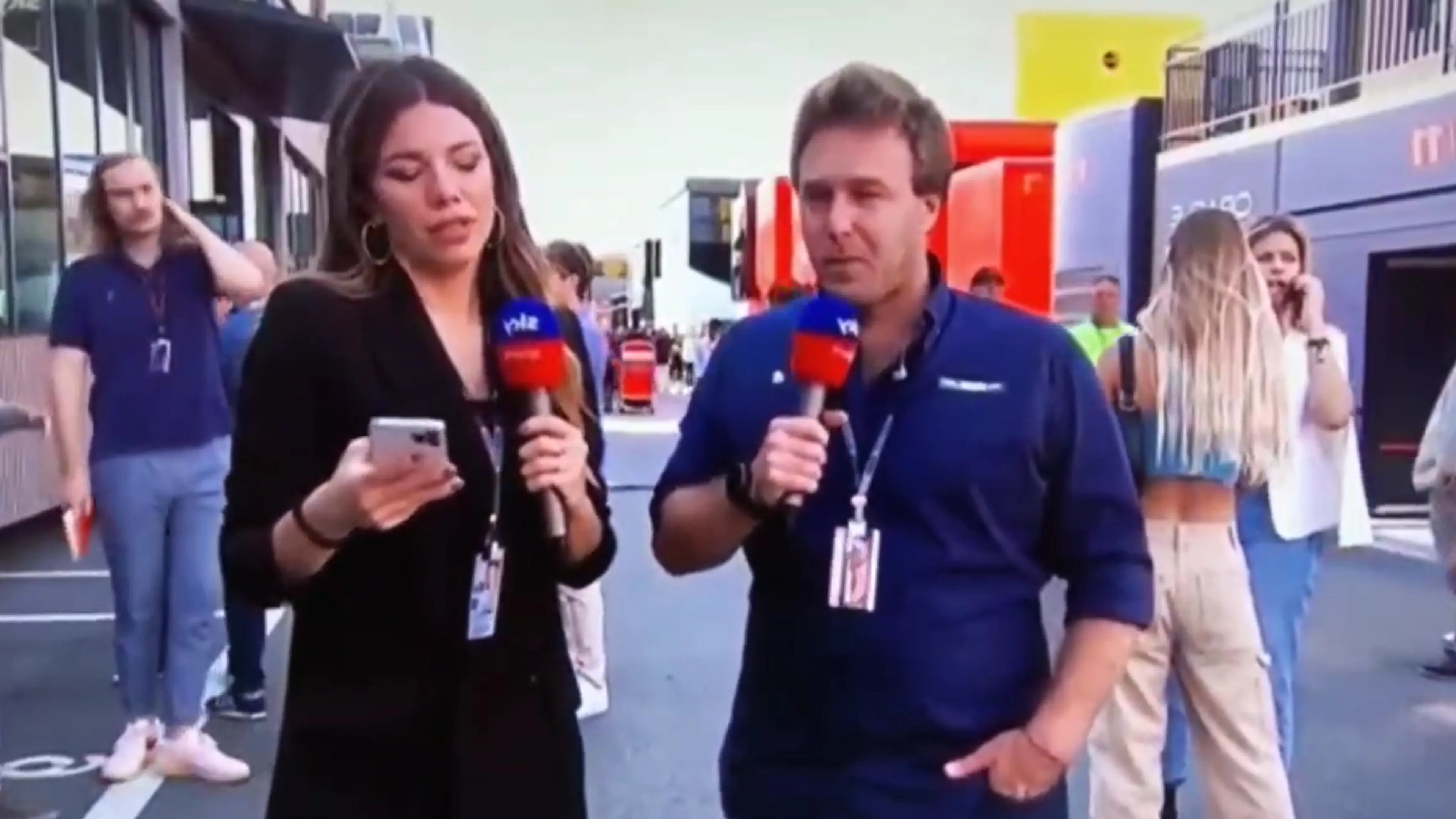 Copertina di Bobbi e Valsecchi sospesi da Sky per una battuta sessista in diretta. La reazione della Masolin è tutta un programma (VIDEO)
