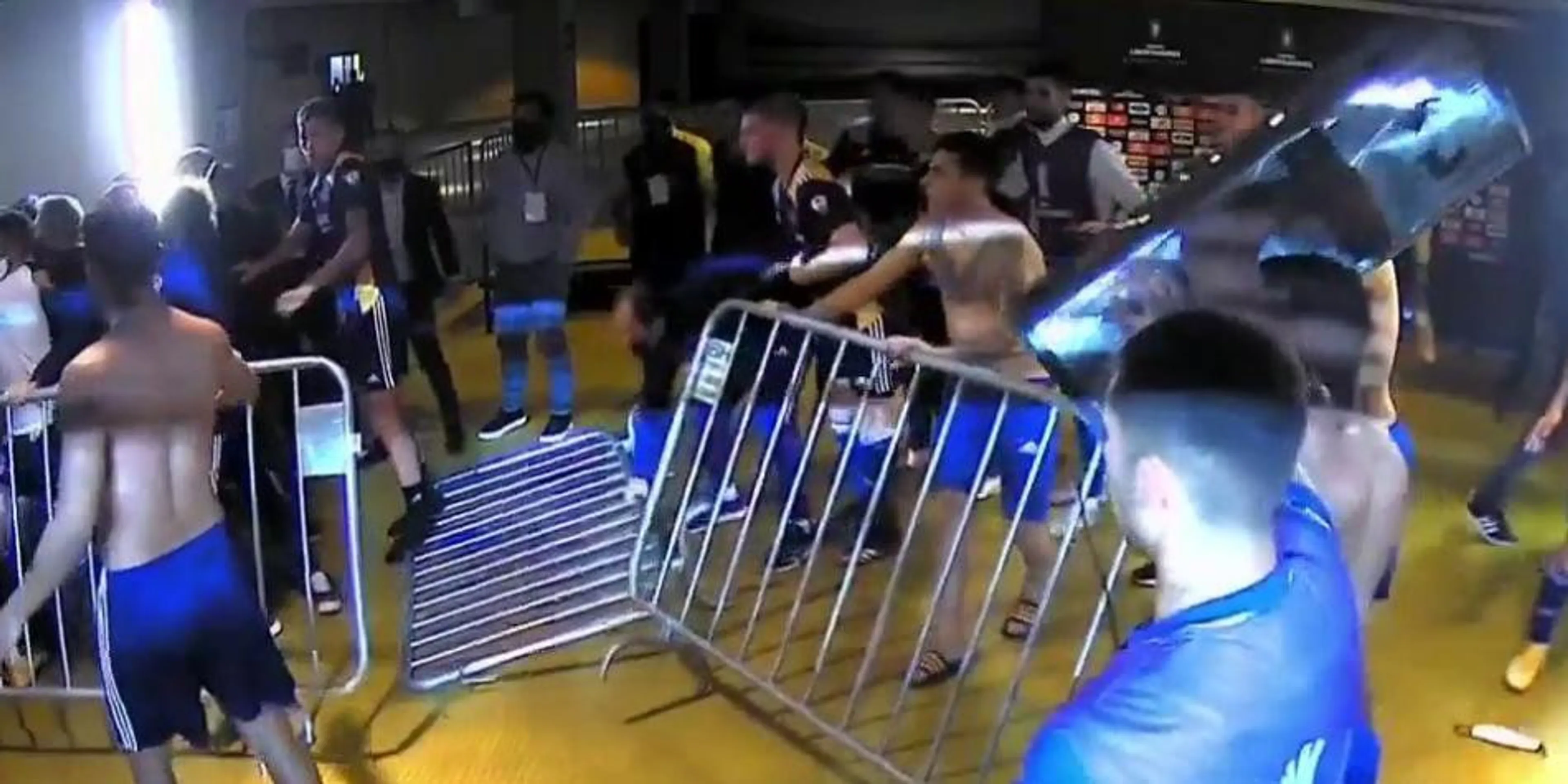 Copertina di Boca Juniors eliminato dalla Libertadores, maxi rissa nel tunnel: 8 fermati