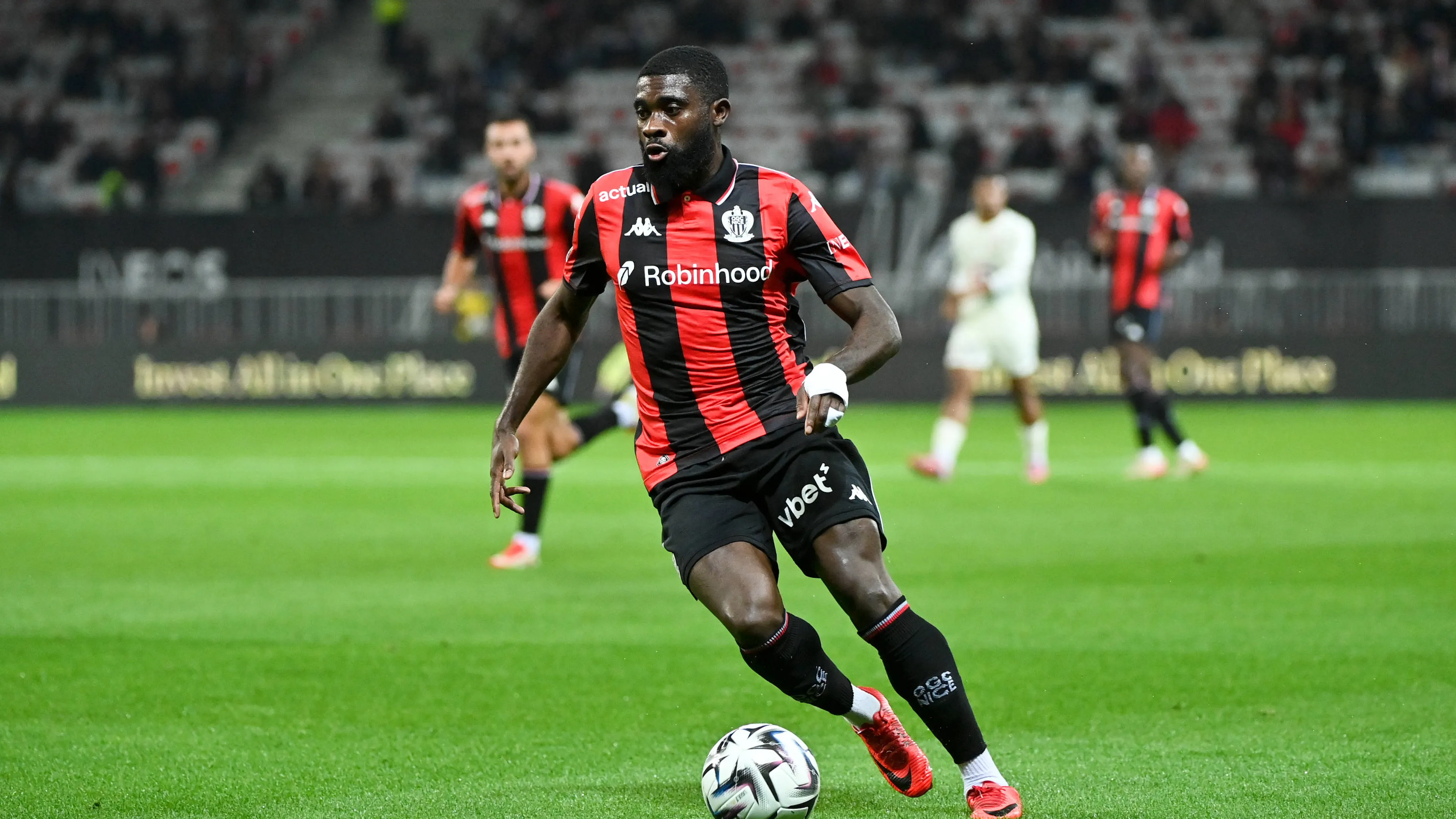 Calci e sputi all'ex Serie A e ai suoi compagni. Follia dei tifosi