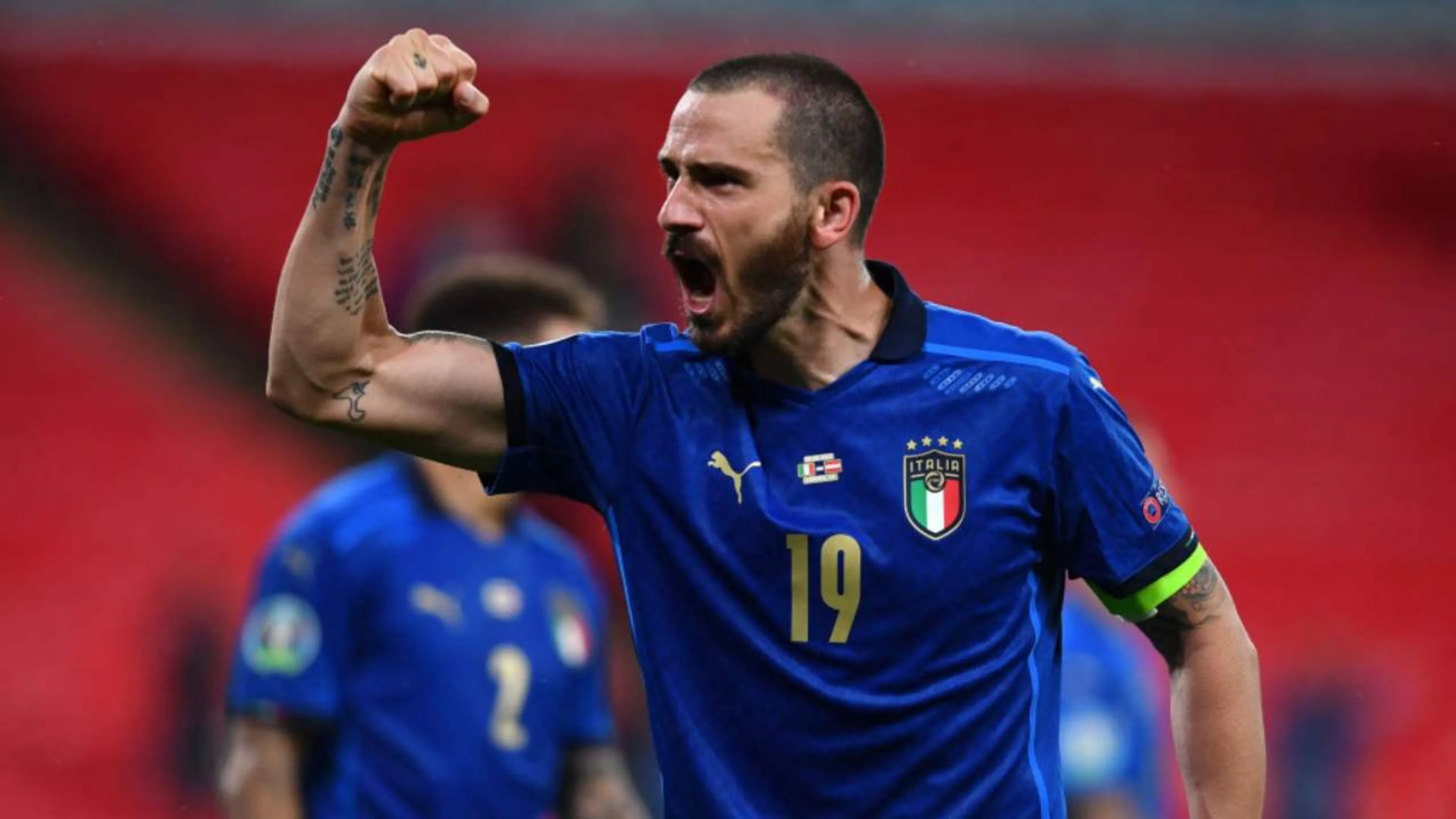 Copertina di Mancini la fa salire sul bus, Bonucci la caccia: il video della tifosa italiana è virale