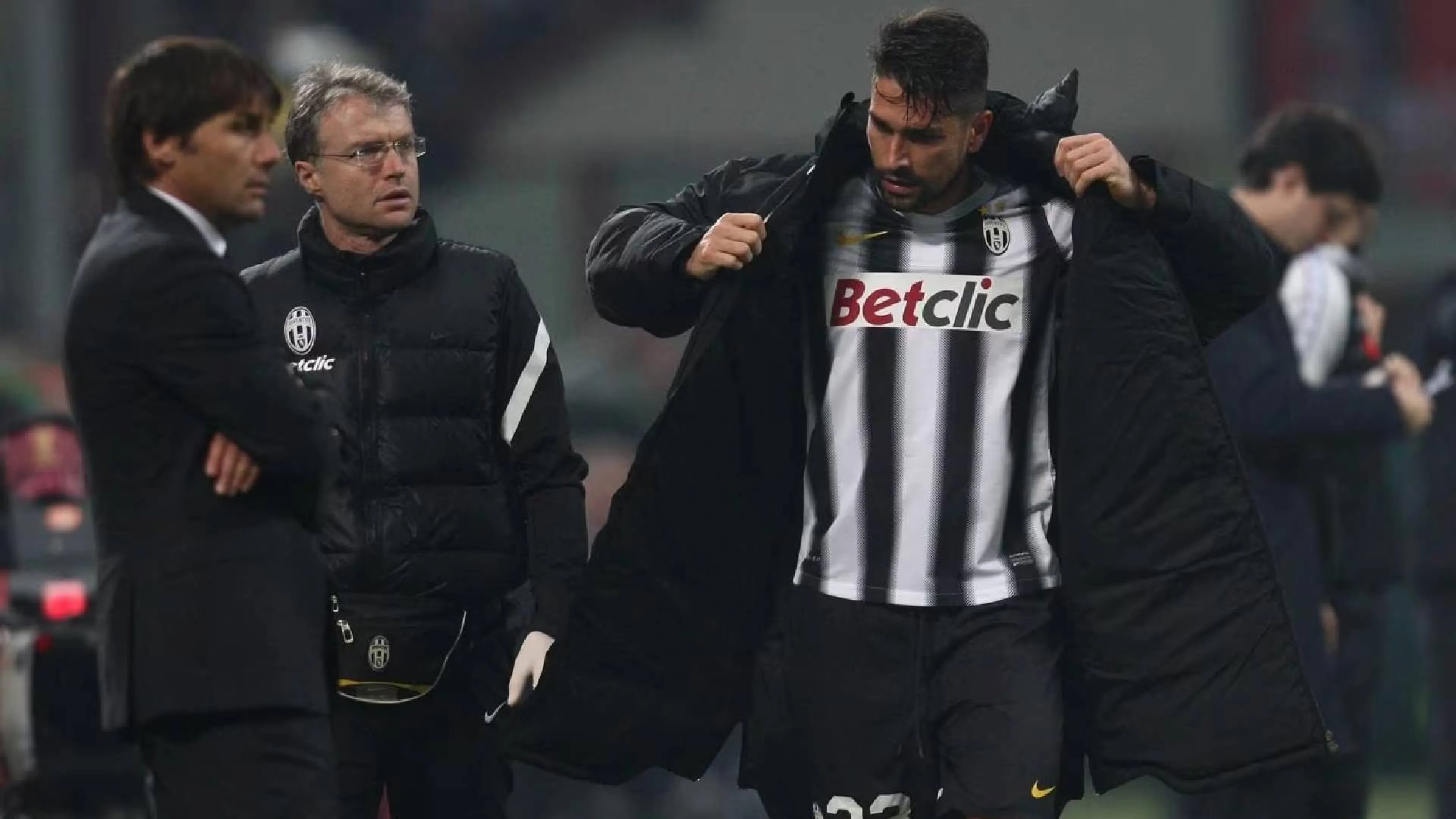 Copertina di Borriello racconta i "teneri" allenamenti di Conte: "Io vomitavo, Quagliarella imprecava"