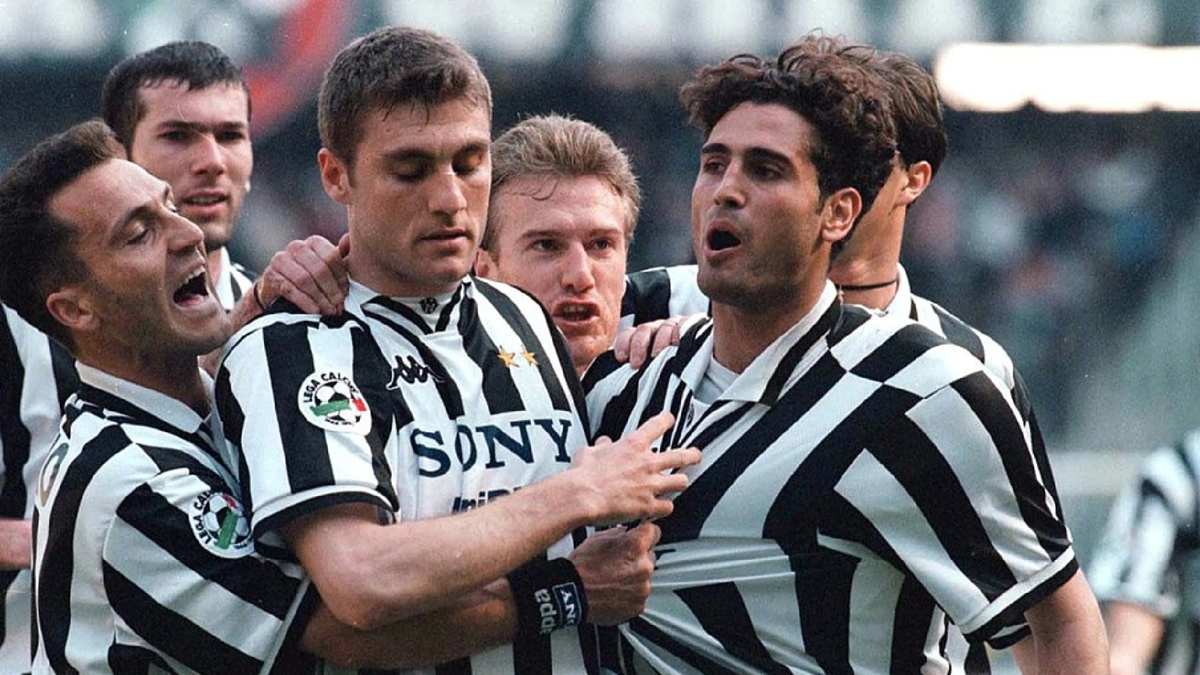 Copertina di Il "dissing" tra Vieri e Di Livio, l'ex centrocampista risponde a Bobo: "Le battute a me non piacciono"