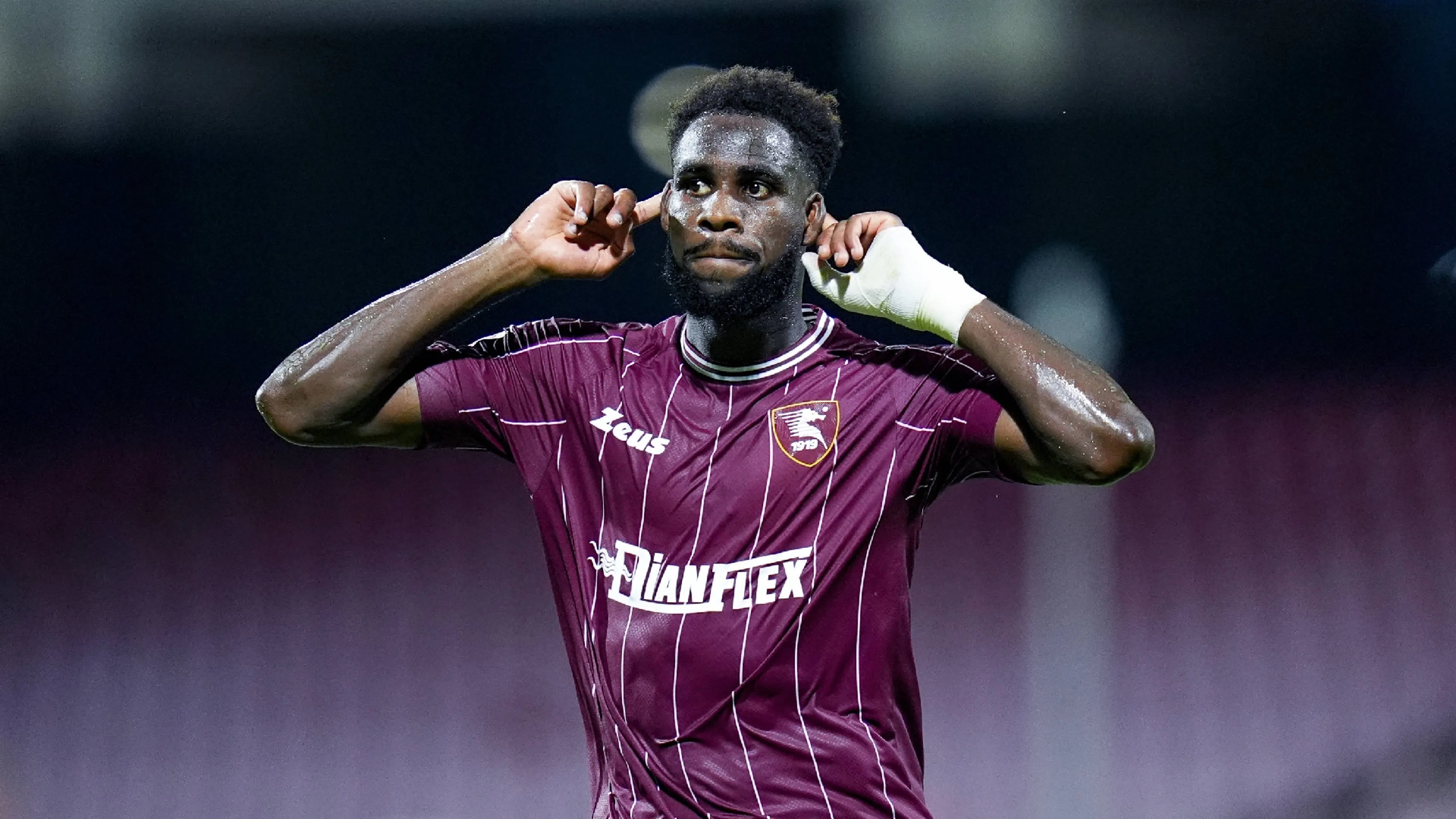 Copertina di La furia dei tifosi della Salernitana: sassi e vari oggetti contro la macchina di Dia. Cos'è successo dopo la Coppa Italia