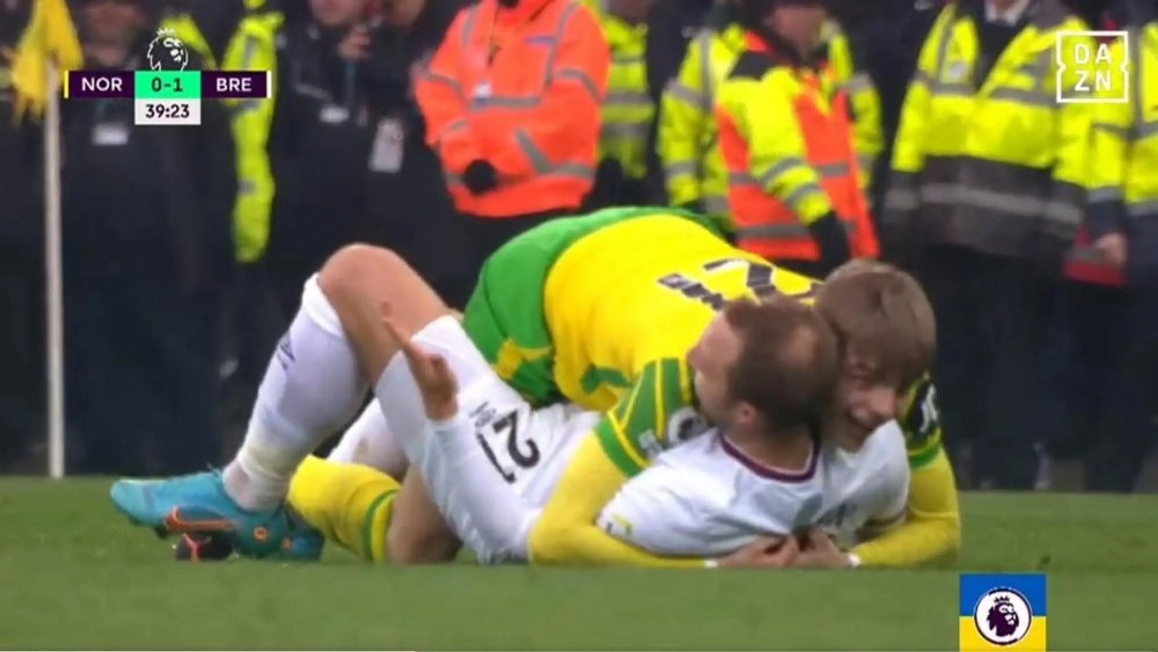 Copertina di Premier, scontro di gioco tra Eriksen e un avversario che prima vuole colpirlo e poi lo abbraccia: “ne aveva bisogno” (VIDEO)