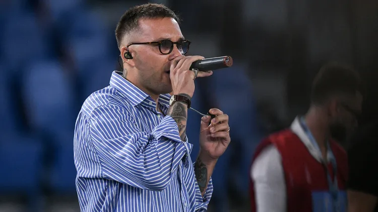 /images/b/r/i/briga-canta-allo-stadio-olimpico-prima-della-partita-della-lazio.jpg