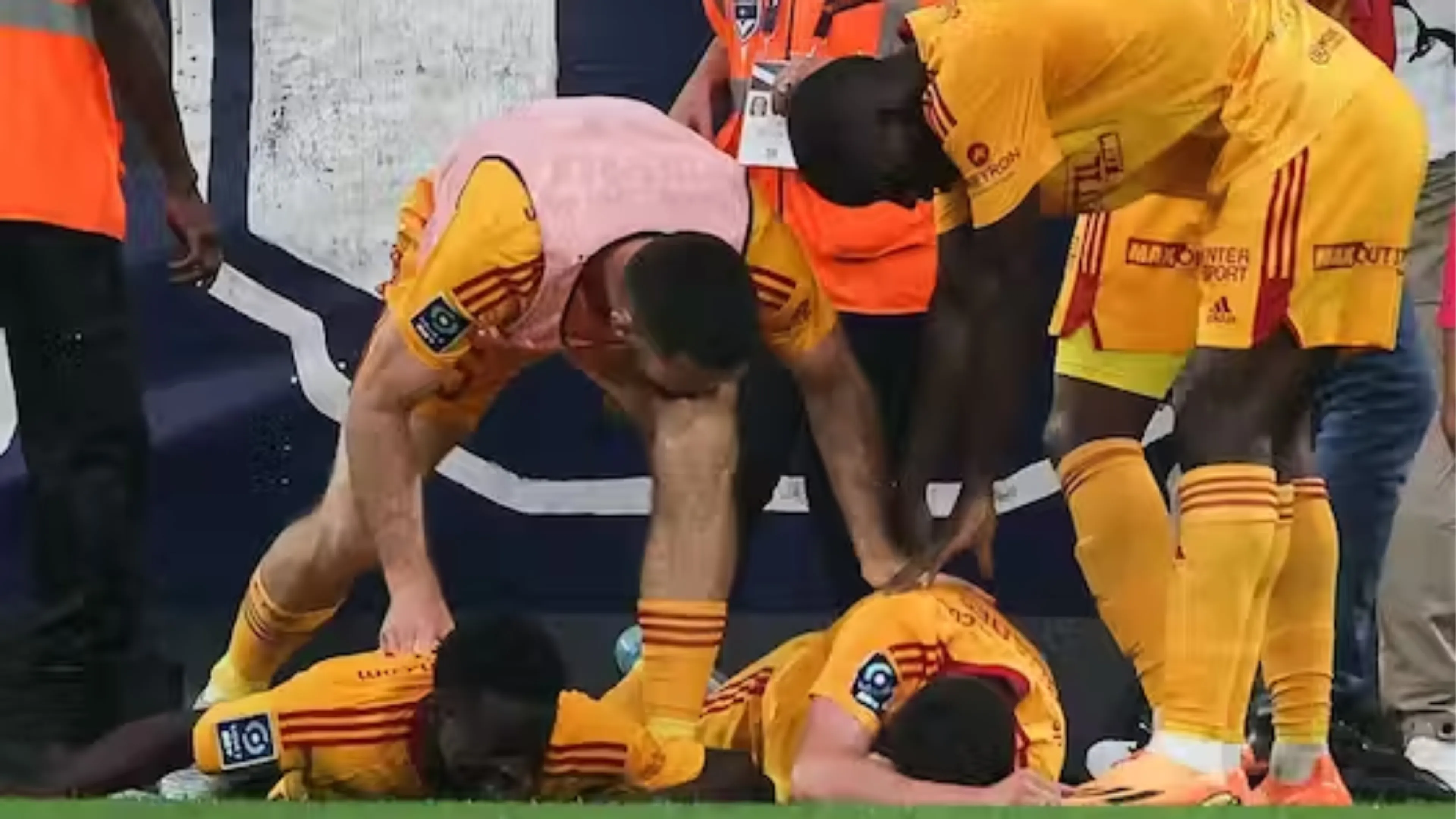 Assurdo in Francia: Buades aggredito mentre esulta, partita sospesa e viaggio in ospedale (VIDEO)