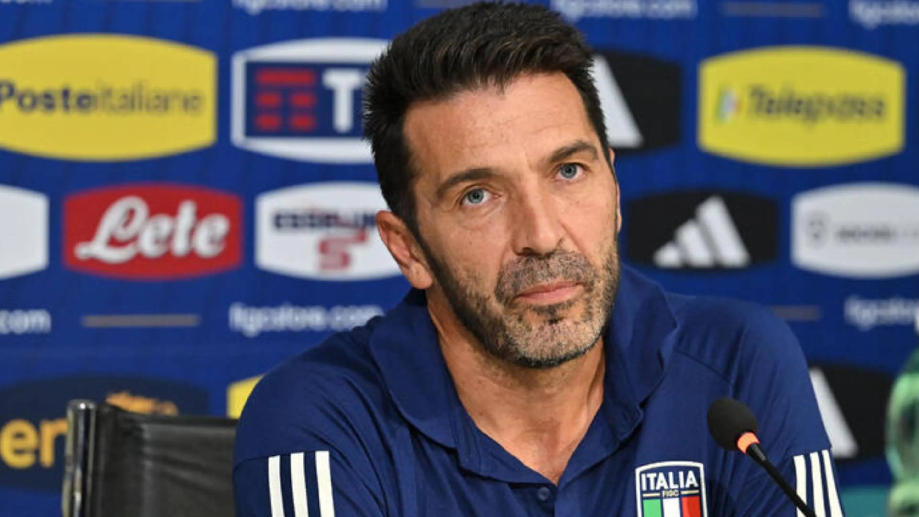 Copertina di Buffon all'improvviso: "Allarghiamo le porte, portieri troppo alti!"
