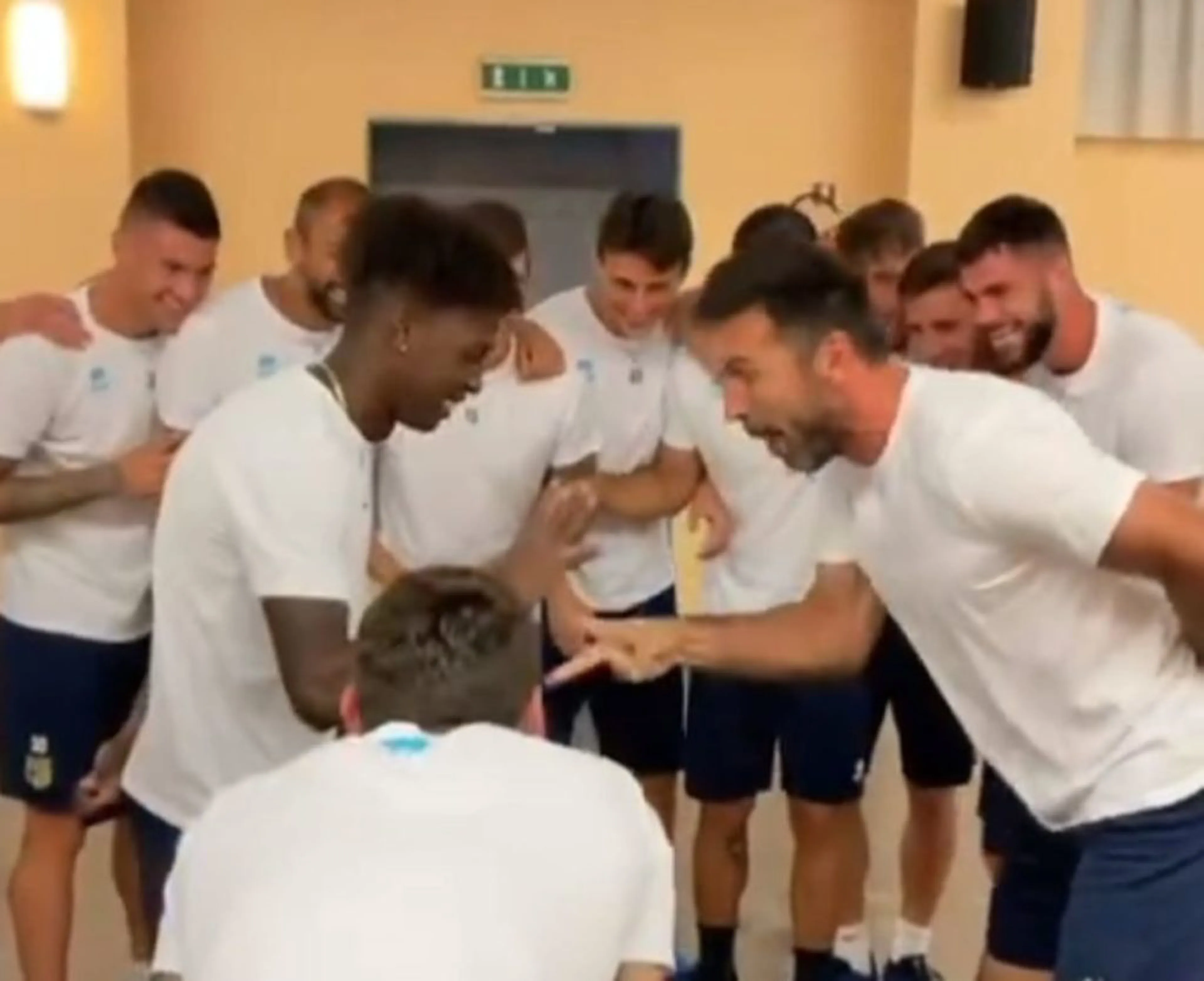 Copertina di Imbattibile Buffon a morra cinese: compagni distrutti uno dietro l’altro (VIDEO)