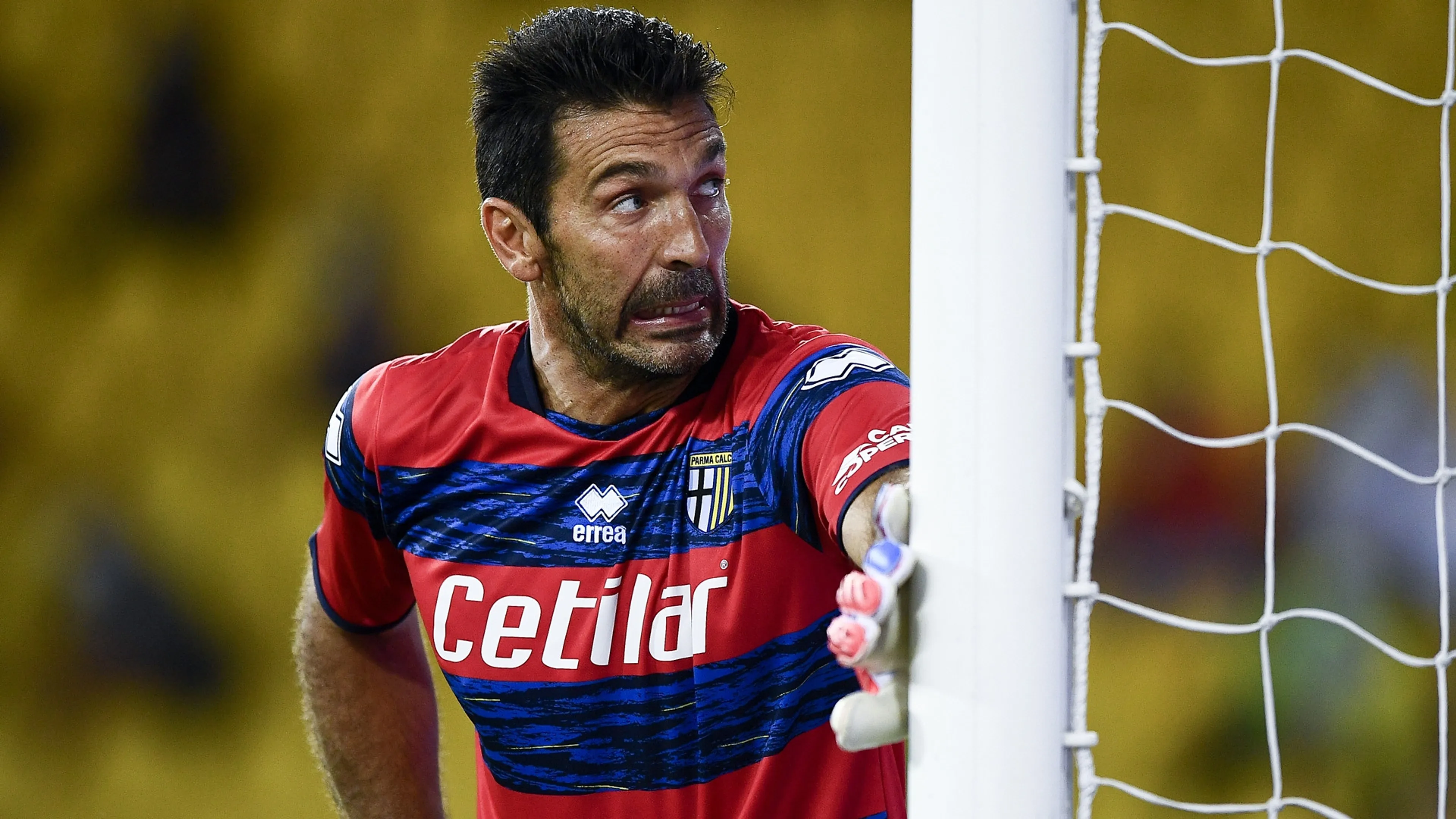 Copertina di Buffon dà la data del suo addio al calcio e rivela uno strano aneddoto su Sarri scatenando i social
