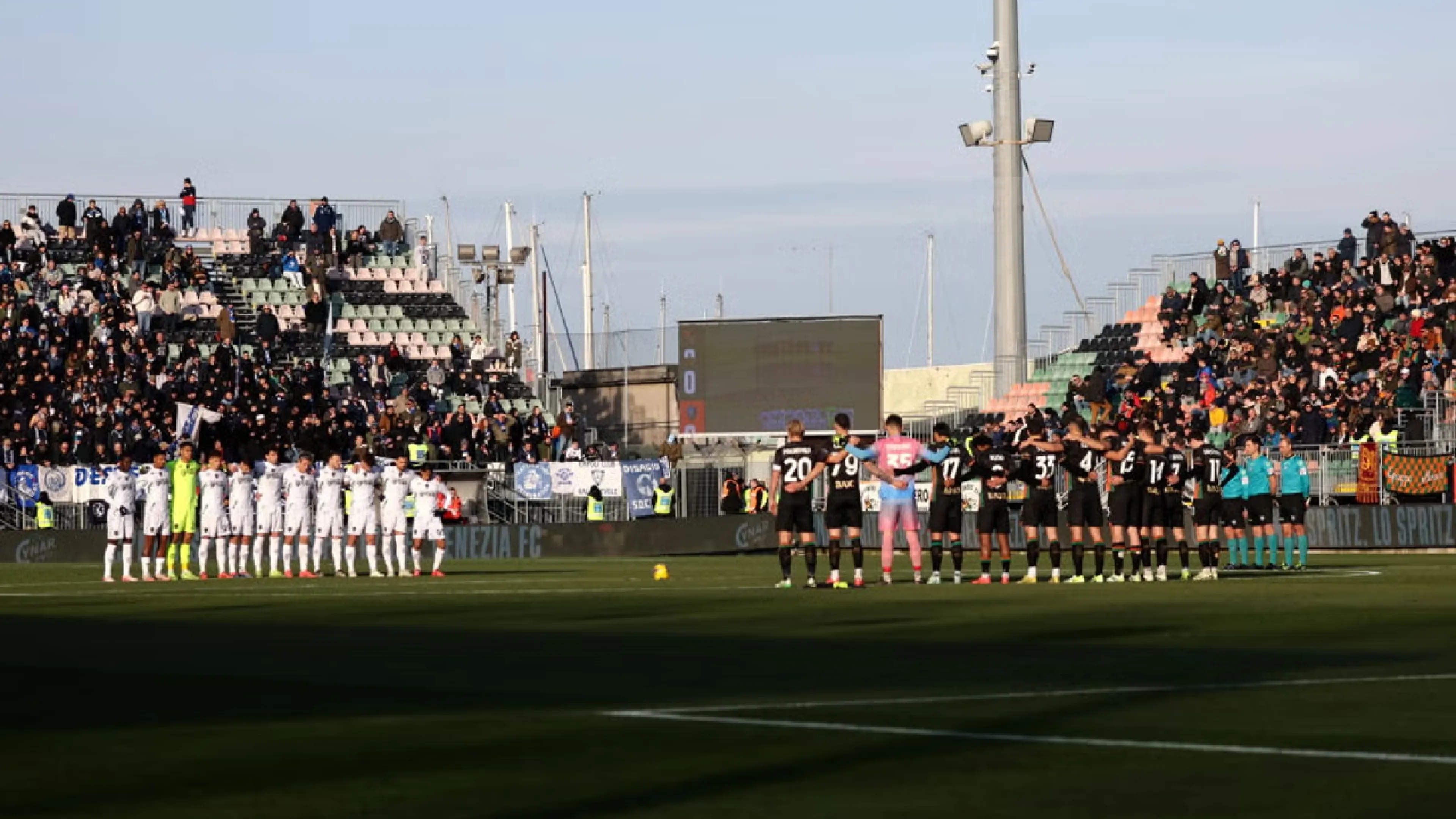 Commovente minuto di silenzio per l'ex attaccante, ma lui è vivo e vegeto: surreale storia dalla Bulgaria