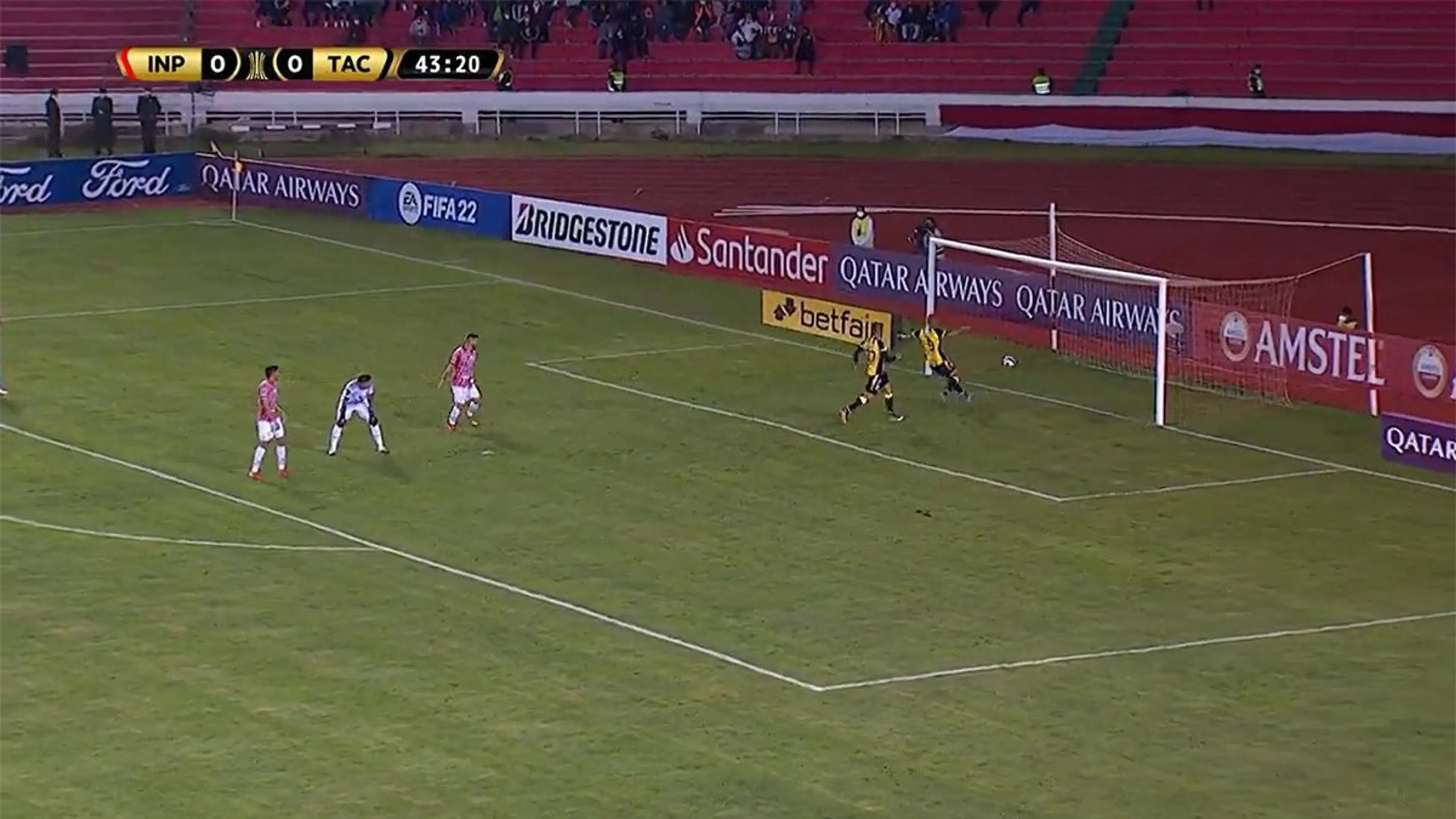 Copertina di Copa Libertadores, portiere sta per segnare su rinvio, ma a rovinargli la festa arriva…un compagno di squadra (VIDEO)