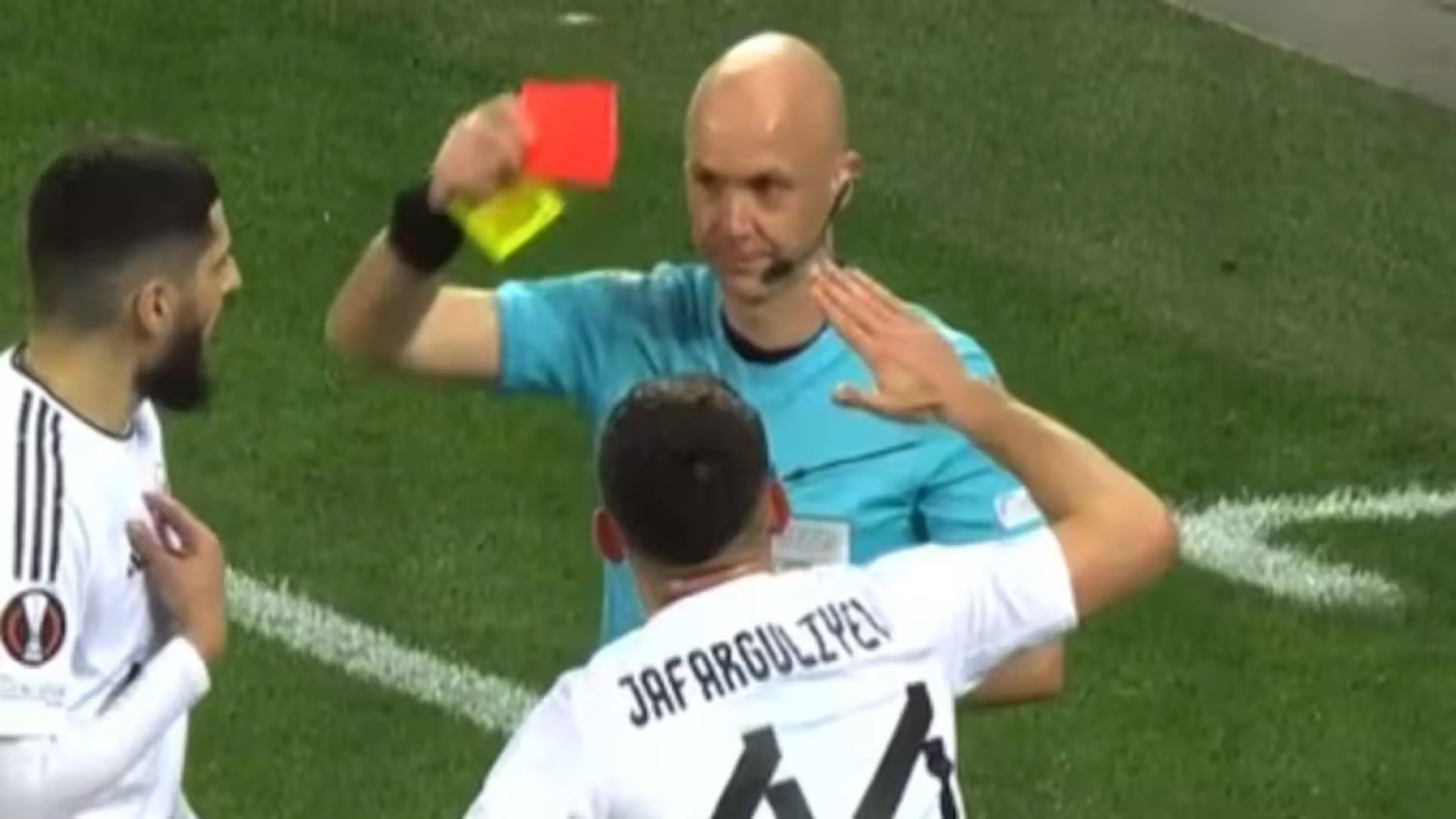 Cafarquliyev del Qarabag pensa che Taylor voglia dargli il cinque, ma viene espulso (VIDEO)
