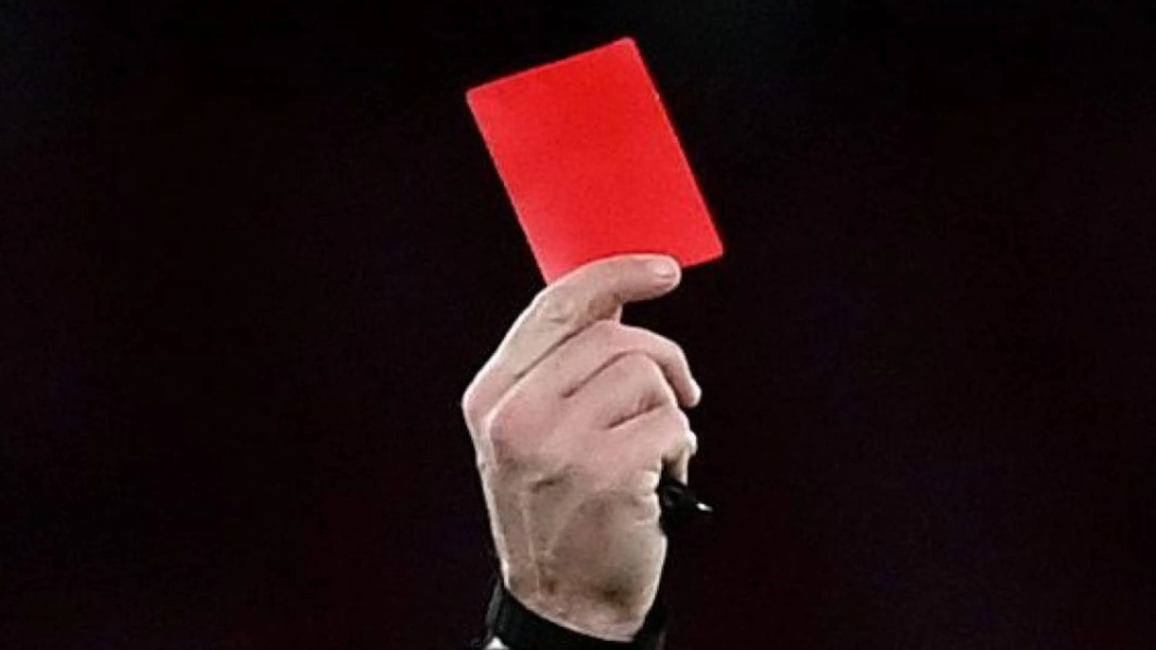 Giocatrice perde la testa: gesto surreale mai visto nel calcio