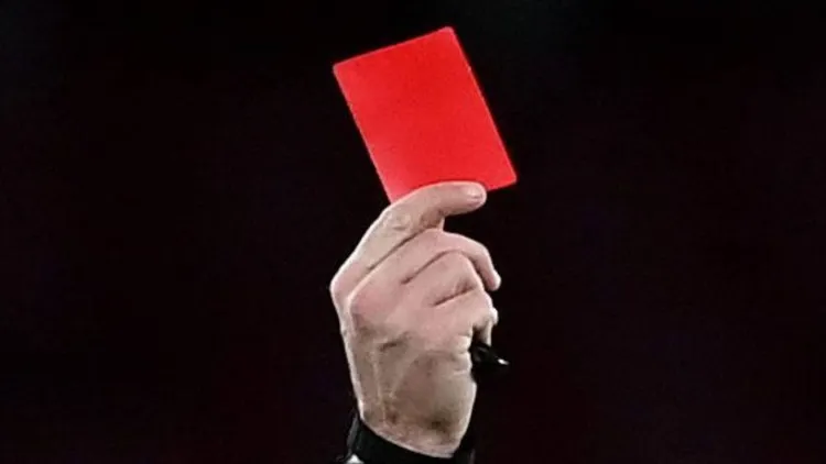 /images/c/a/l/Calciatrice-espulsa.jpg