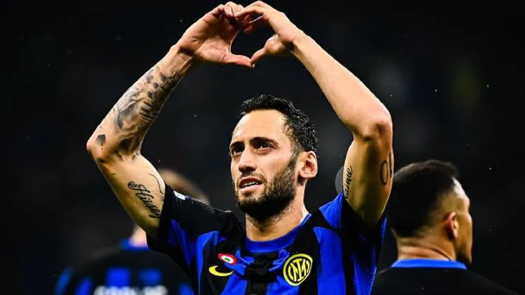 /images/c/a/l/Calhanoglu-inter-esultanza.jpg