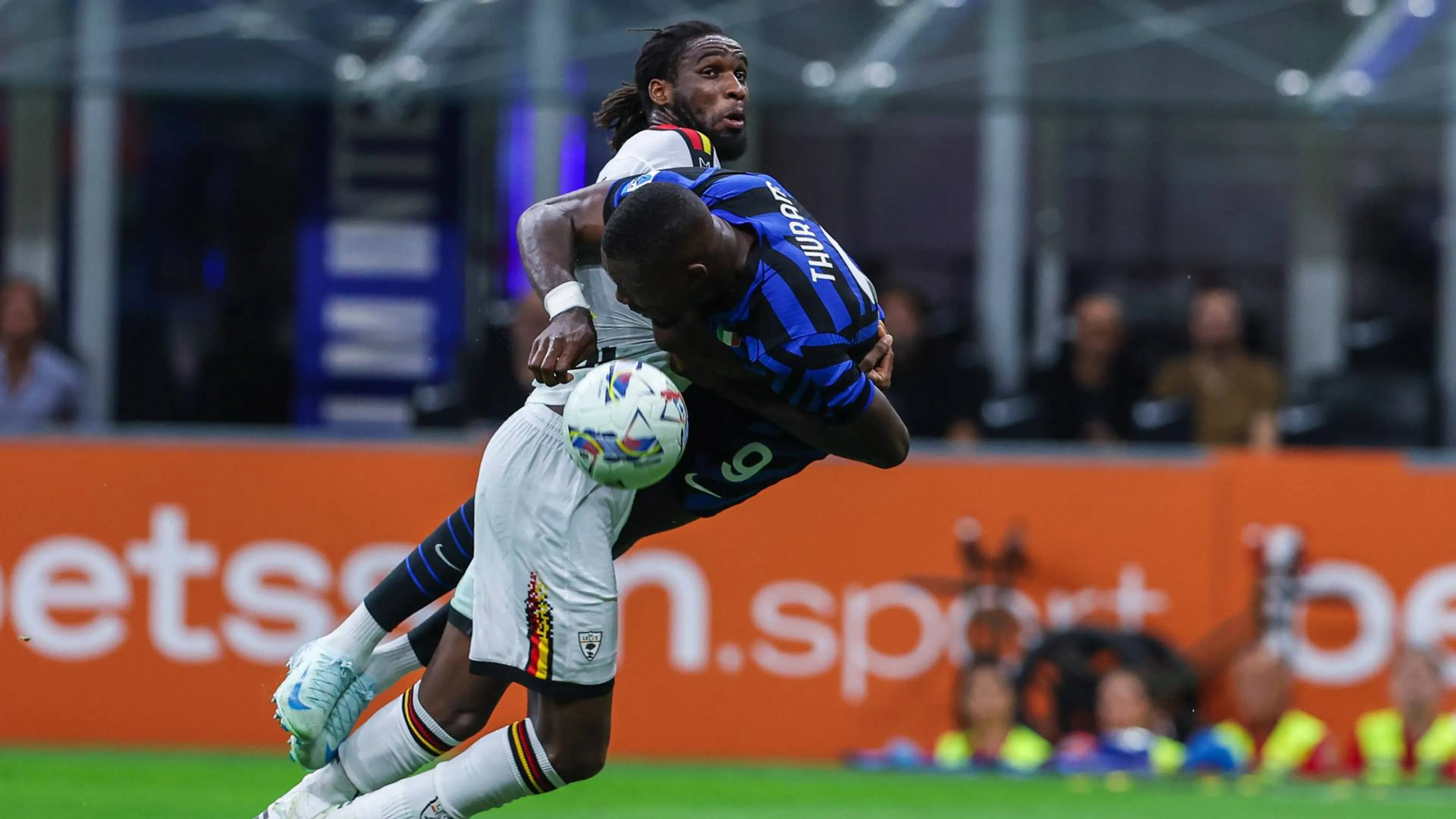 Copertina di Inter-Lecce, Calvarese fa chiarezza sul rigore per i nerazzurri: "Episodio complesso"