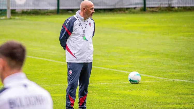 /images/c/a/l/calcio-altro-bologna-fc-pre-season-meeting-vincenzo-italiano-head-coach-of-bologna-fc-during-bologna-fc-pre-season-meeting-other-in-valles-italy-july-19-2025-valles-italy-copyright-xipaxsport-abacaxjpg_1753123742351.jpg