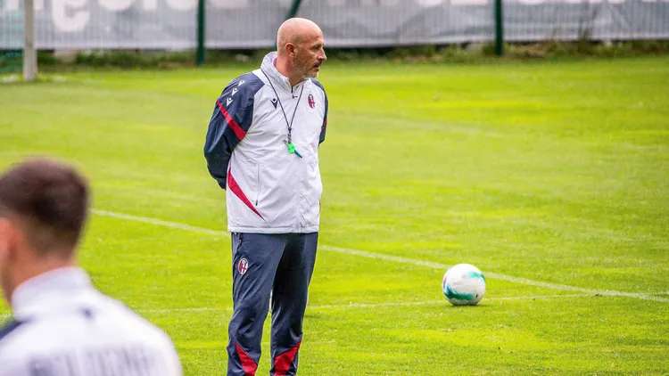 /images/c/a/l/calcio-altro-bologna-fc-pre-season-meeting-vincenzo-italiano-head-coach-of-bologna-fc-during-bologna-fc-pre-season-meeting-other-in-valles-italy-july-19-2025-valles-italy-copyright-xipaxsport-abacaxjpg_1753169280622.jpg