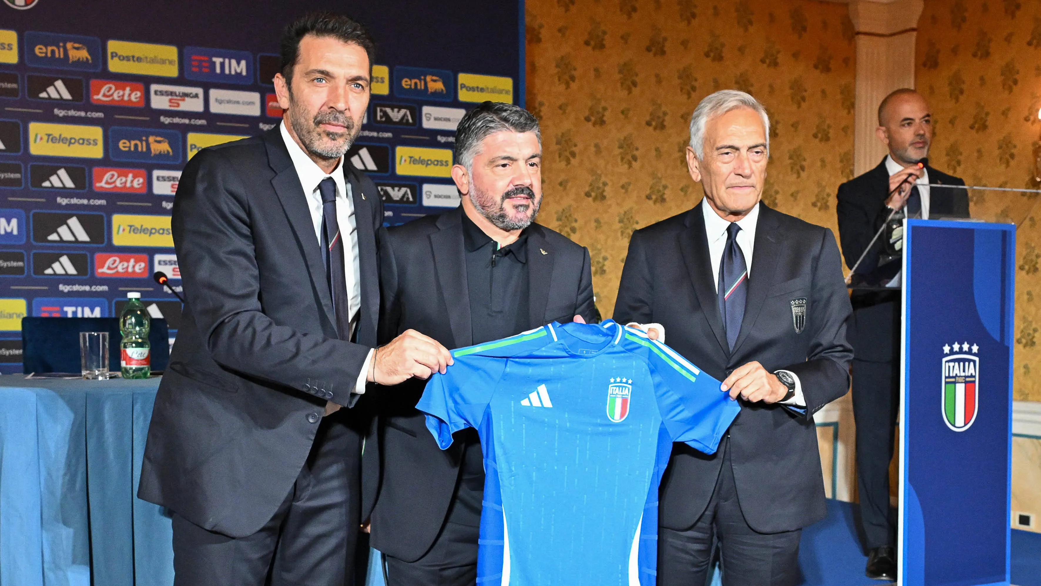 Buffon, Gattuso e Gravina con la maglia dell'Italia