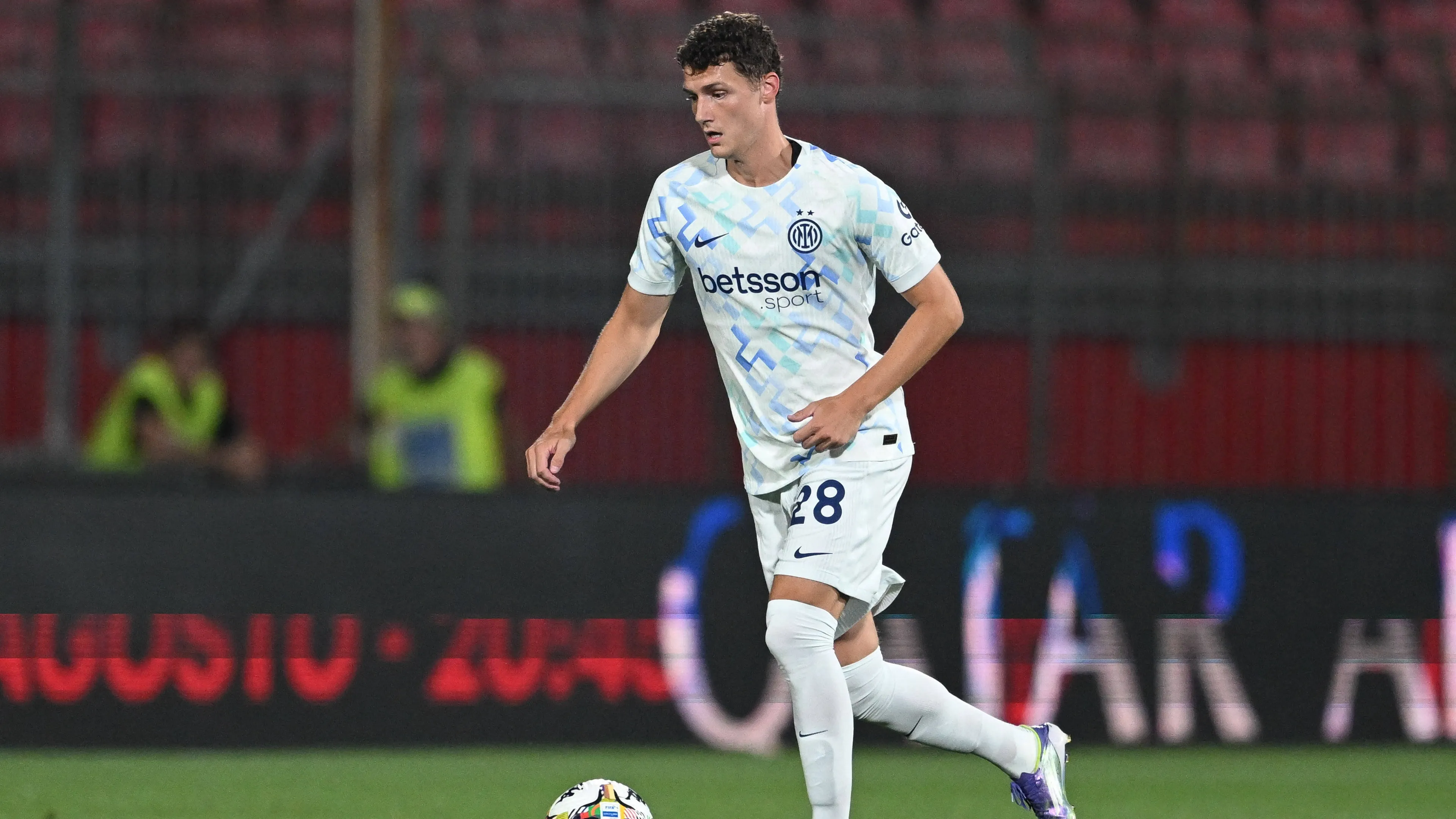 Inter, il Lille vuole riportare a casa Pavard, ma c'è una doppia concorrenza