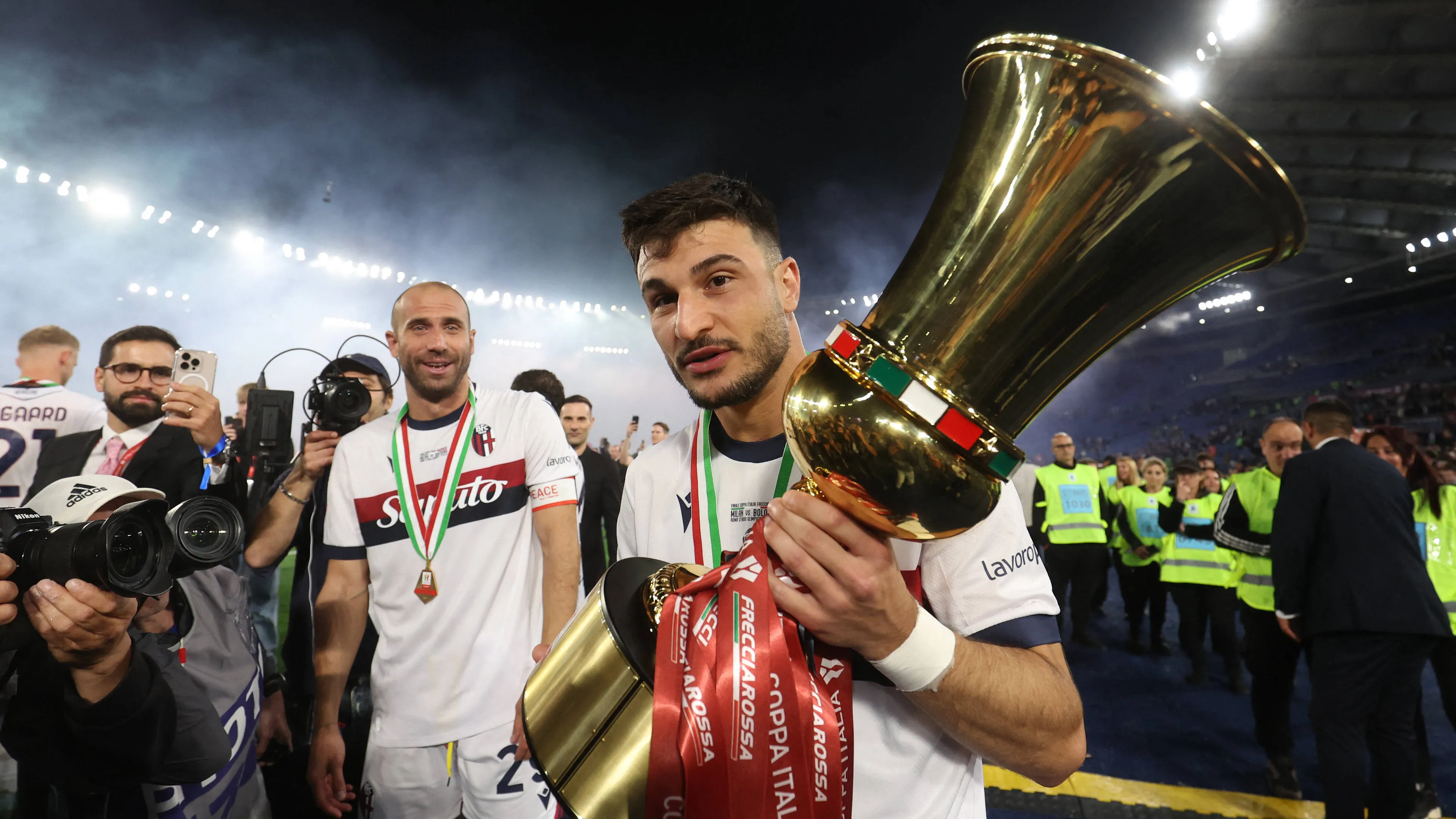 Copertina di CALCIO Coppa Italia Final AC Milan vs Bologna FC Roma Italia 14 maggio 2025 Riccardo Orsolini of Bologna festeggia la vittoria durante la finale di Frecciarossa Coppa Italia 2025 AC Milan contro Bologna FC 1909 allo stadio Olimpico di Roma Rome Italy Copyright xIPAxSport ABACAx