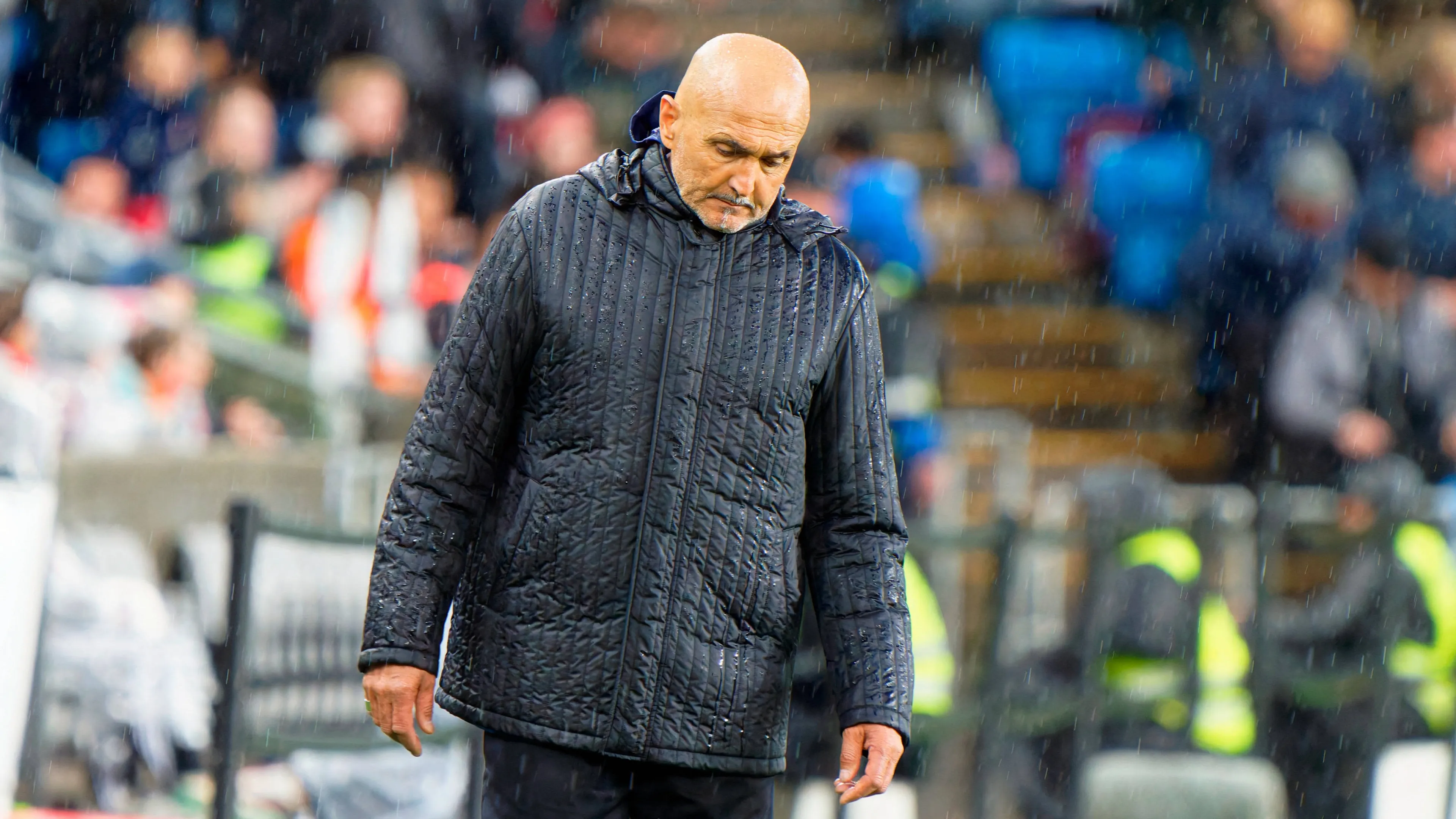 Copertina di CALCIO FIFA Mondiali Qualifiers Norway vs Italy Luciano Spalletti head coach of Italy disappointment during Qualifiers Norway vs Italy FIFA World Cup WM Weltmeisterschaft Fussball match in Oslo Norway June 06 2025 Oslo Norway Copyright xIPAxSport ABACAx