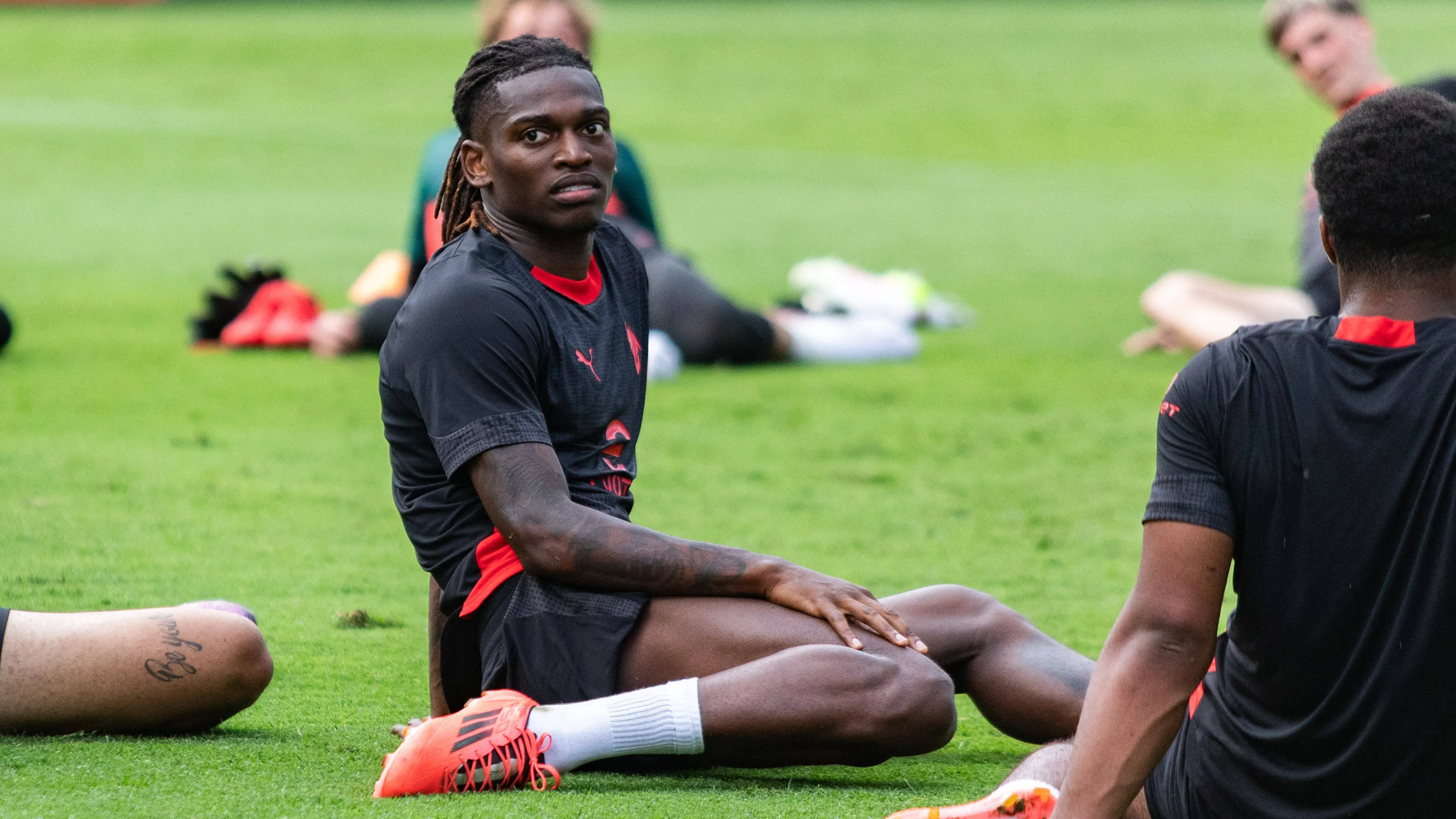 Rafa Leao durante il primo allenamento stagionale a Milanello