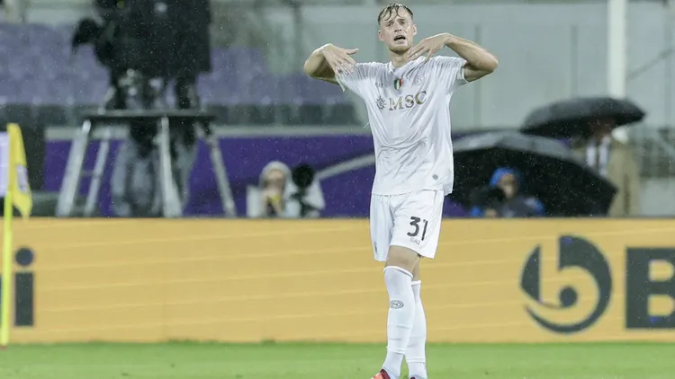 /images/c/a/l/calcio-serie-a-acf-fiorentina-vs-ssc-napoli-napoli-s-dutch-defender-sam-beukema-looks-during-the-serie-a-football-match-fiorentina-vs-ssc-napoli-at-artemio-franchi-stadium-on-september-13-2025-in-florence-florence-italy-copyright-xipaxsport-abacaxjpg_1758026410827.jpg