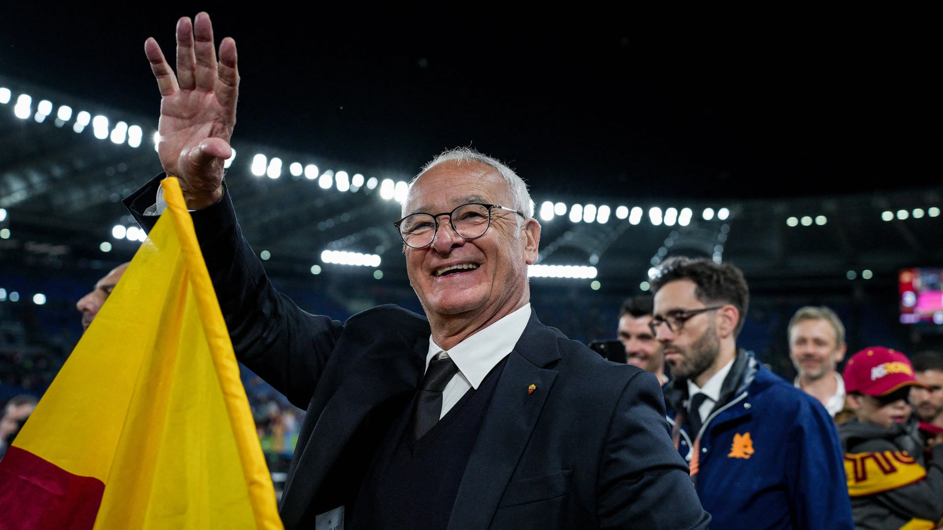Copertina di CALCIO Serie A AS Roma vs AC Milan Claudio Ranieri coach of A S Roma final tribute for the last official match during AS Roma vs AC Milan Italian soccer Serie A match in Rome Italy May 18 2025 Rome Italy Copyright xIPAxSport ABACAx