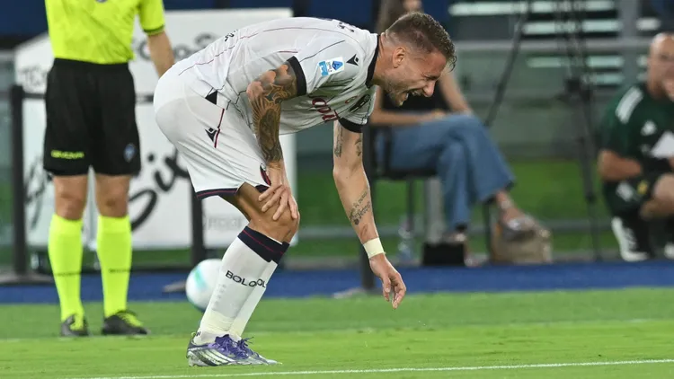 /images/c/a/l/calcio-serie-a-as-roma-vs-bologna-fc-ciro-immobile-of-bologna-fc-19909-gets-injured-during-the-serie-a-enilive-between-as-roma-vs-bologna-fc-1909-at-olimpic-stadium-rome-italy-copyright-xipaxsport-abacaxjpg_1756128397971.jpg