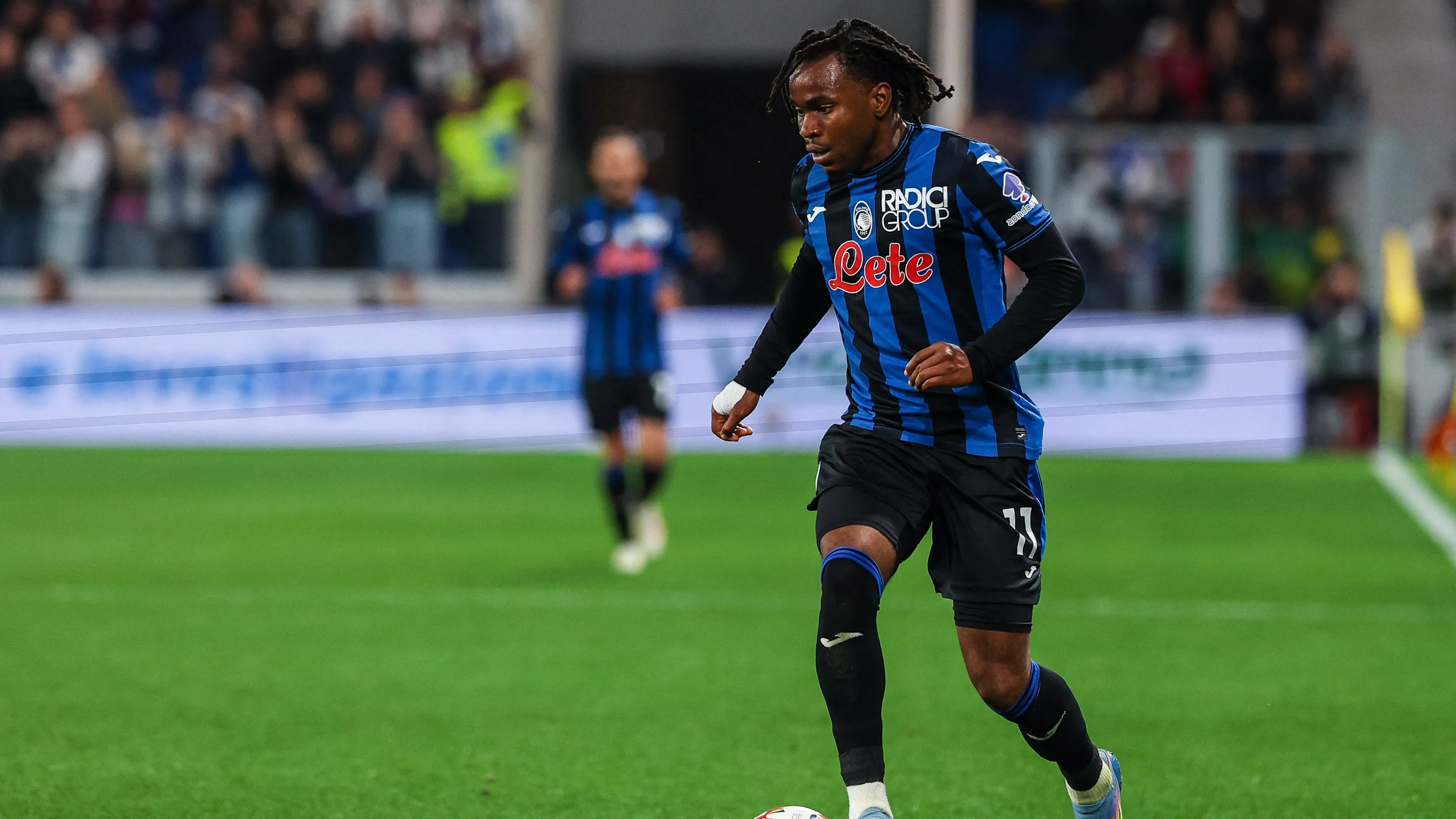 Ademola Lookman con la maglia dell'Atalanta