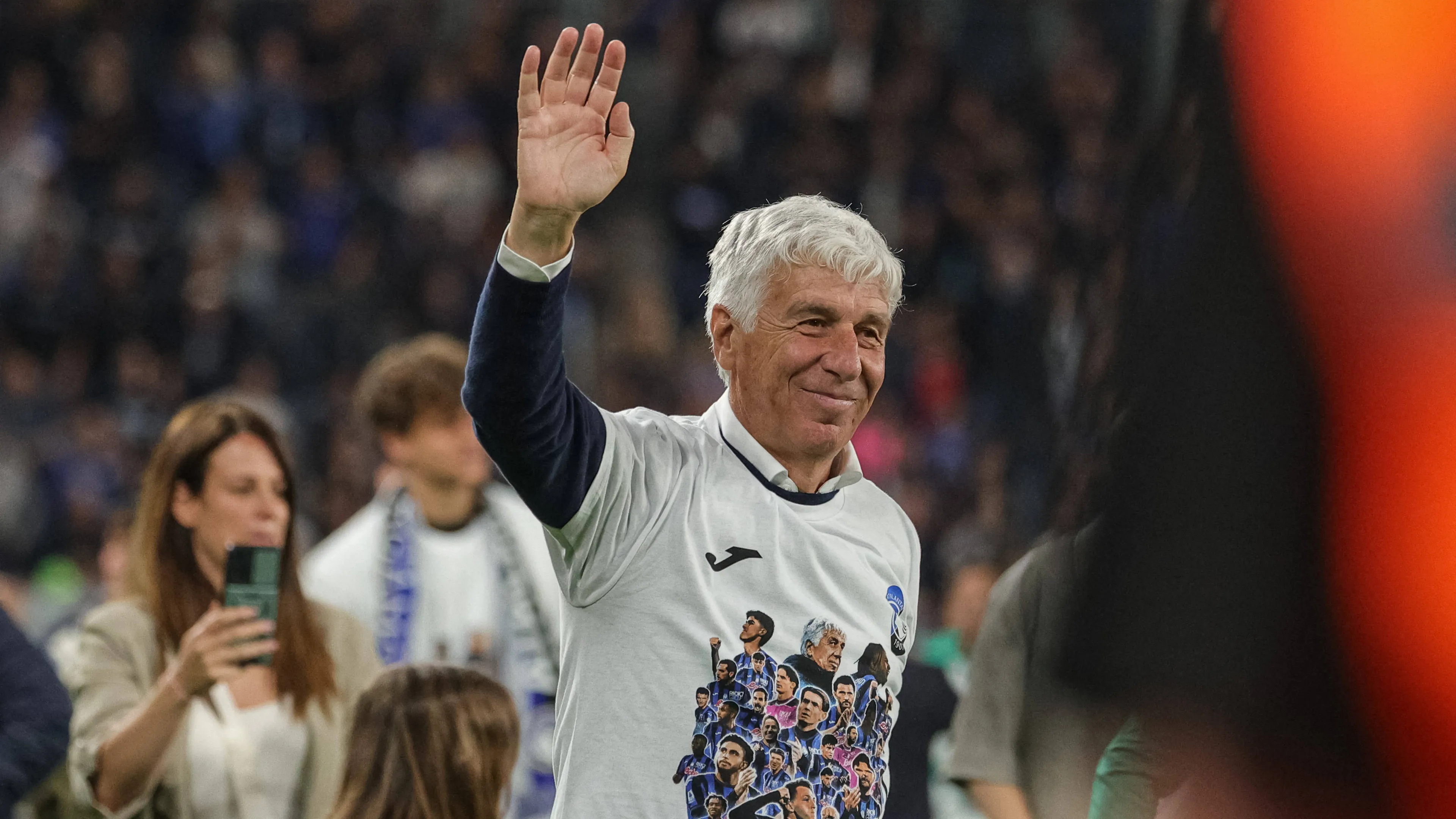 Copertina di CALCIO Serie A Atalanta BC vs Parma Calcio Gian Piero Gasperini Head coach Atalanta BC greets the fans after the match during Atalanta BC vs Parma Calcio Italian soccer Serie A match in Bergamo Italy May 25 2025 Bergamo Italy Copyright xIPAxSport ABACAx